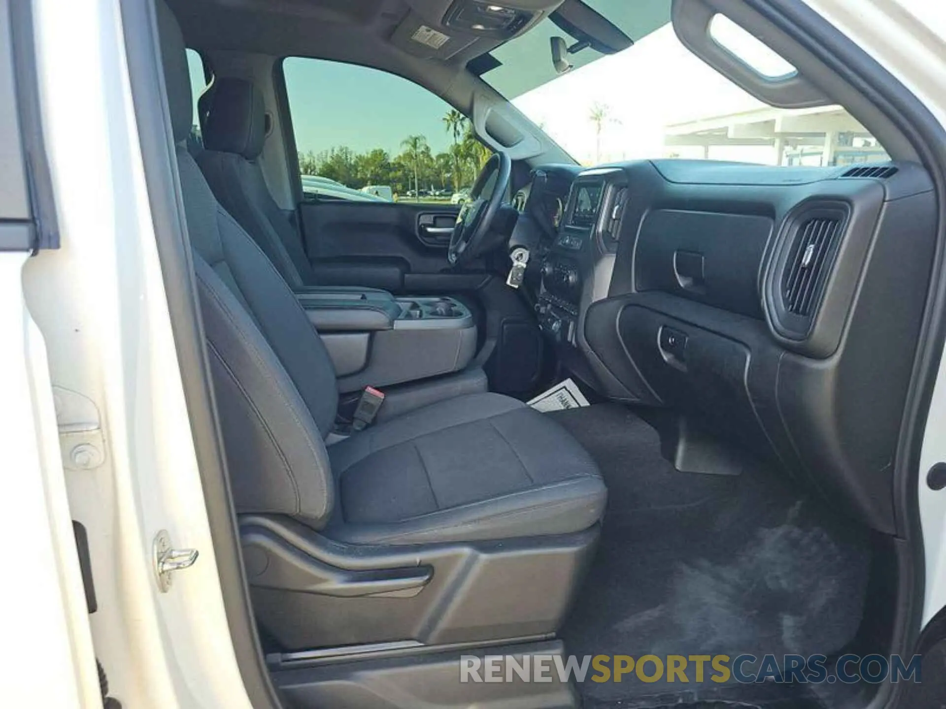 15 fotografías del automóvil dañado 1GCRYAEH7LZ267429 CHEVROLET SILVERADO 1500 2020
