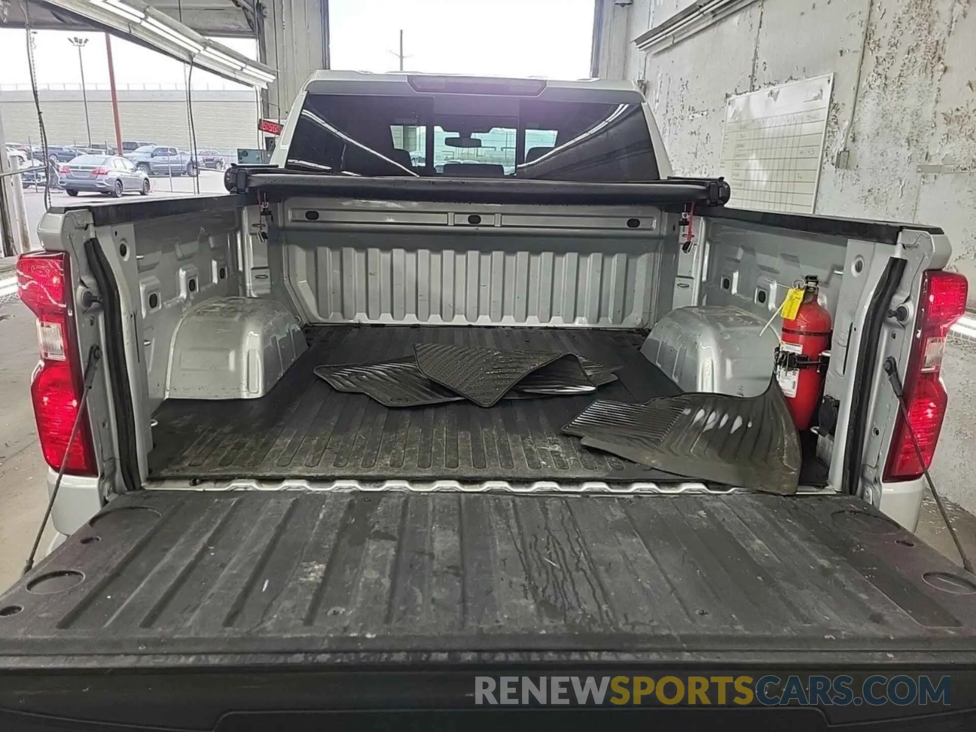 3 fotografías del automóvil dañado 1GCUYDED0LZ170436 CHEVROLET SILVERADO 1500 2020