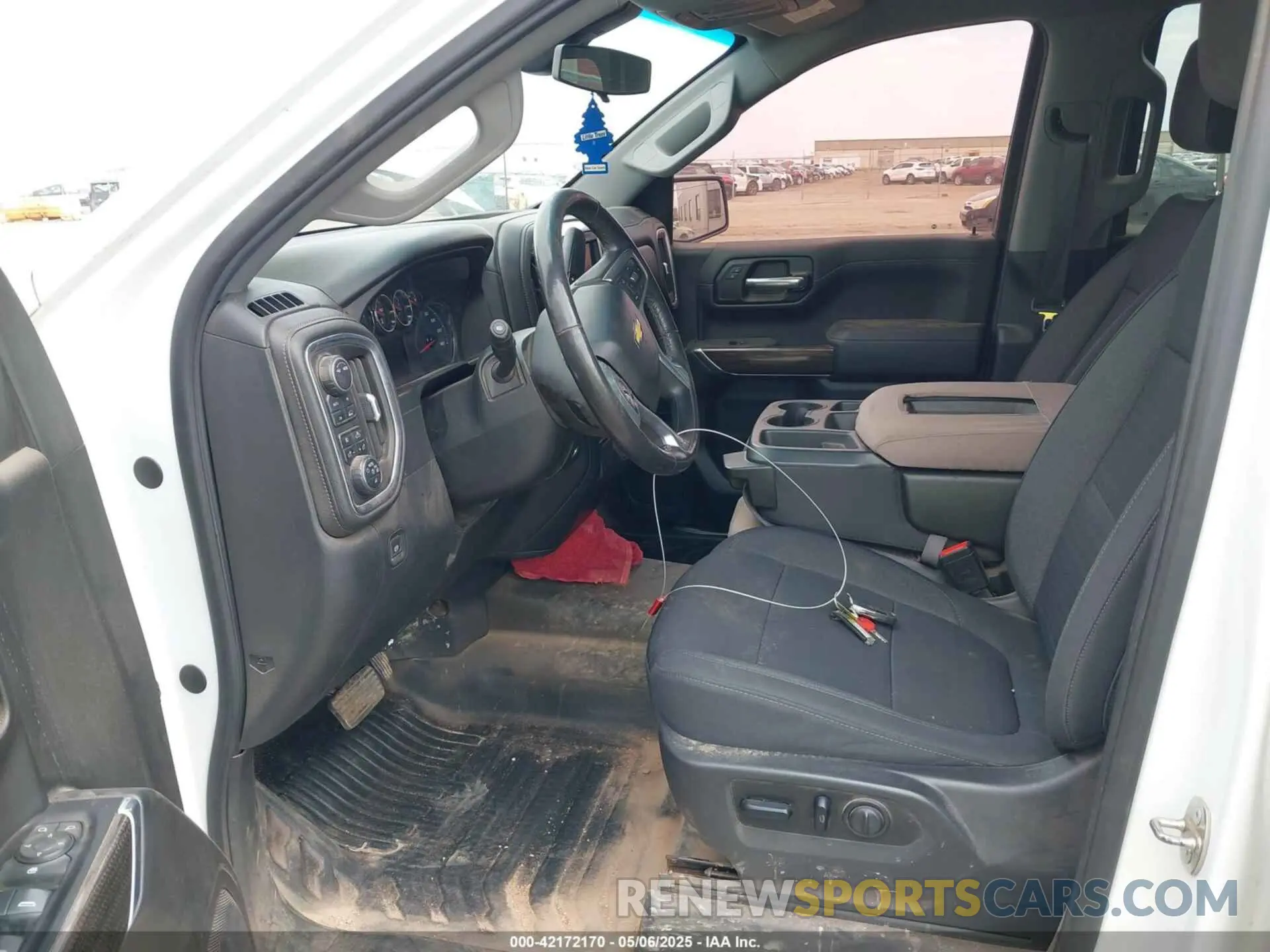 5 fotografías del automóvil dañado 1GCUYDED4LZ137214 CHEVROLET SILVERADO 1500 2020
