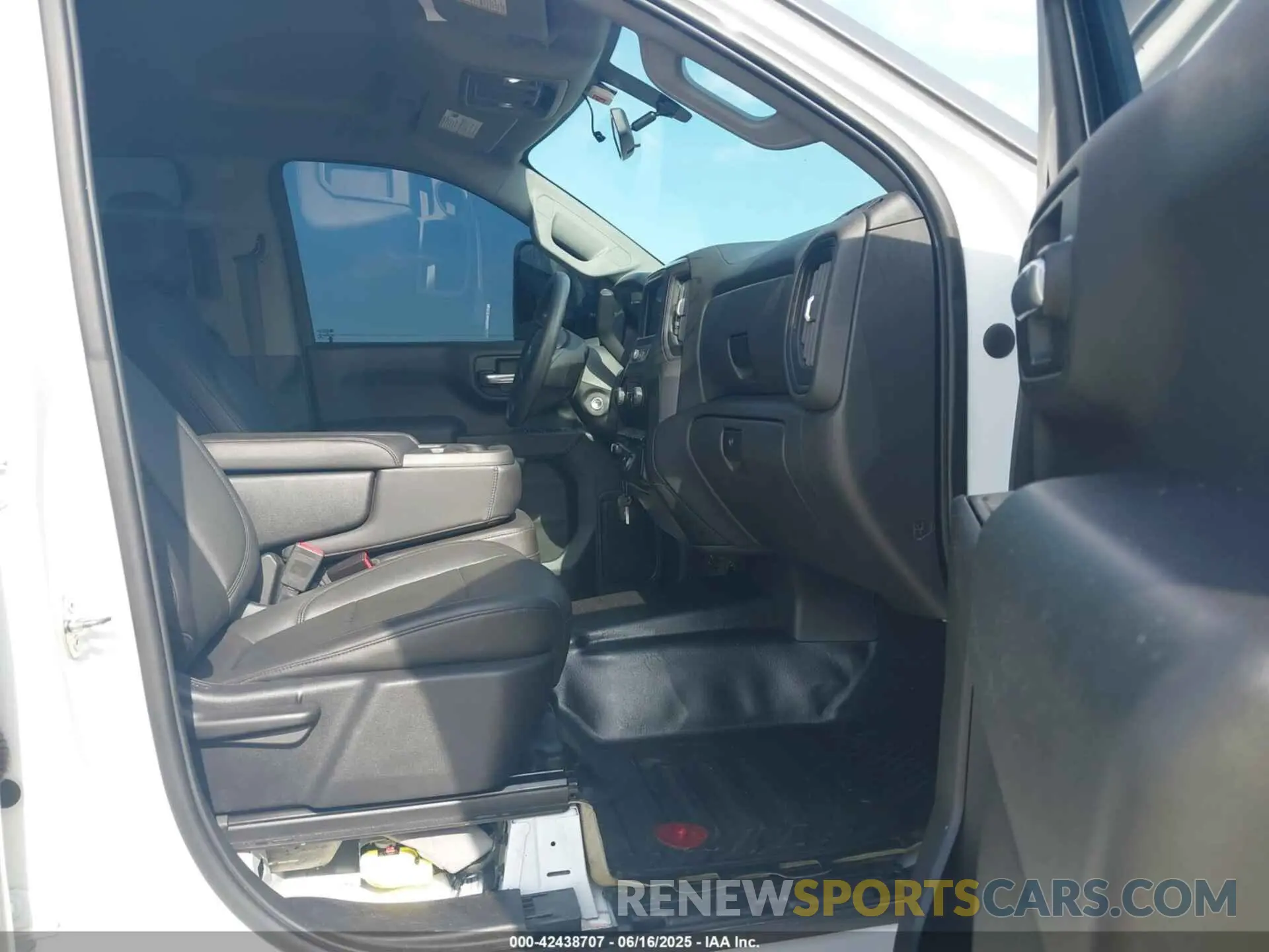 5 fotografías del automóvil dañado 3GCPYAEHXLG247344 CHEVROLET SILVERADO 1500 2020