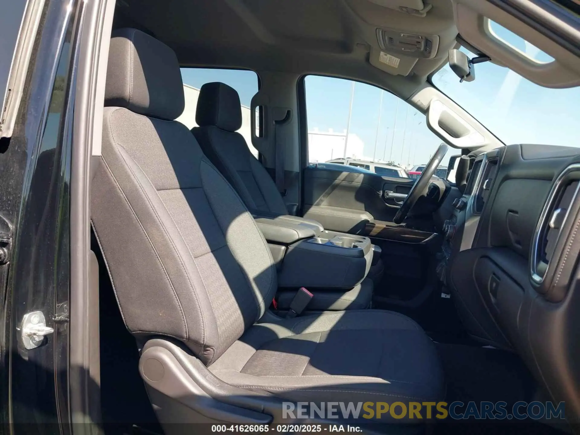 5 fotografías del automóvil dañado 3GCUYDET1LG115145 CHEVROLET SILVERADO 1500 2020
