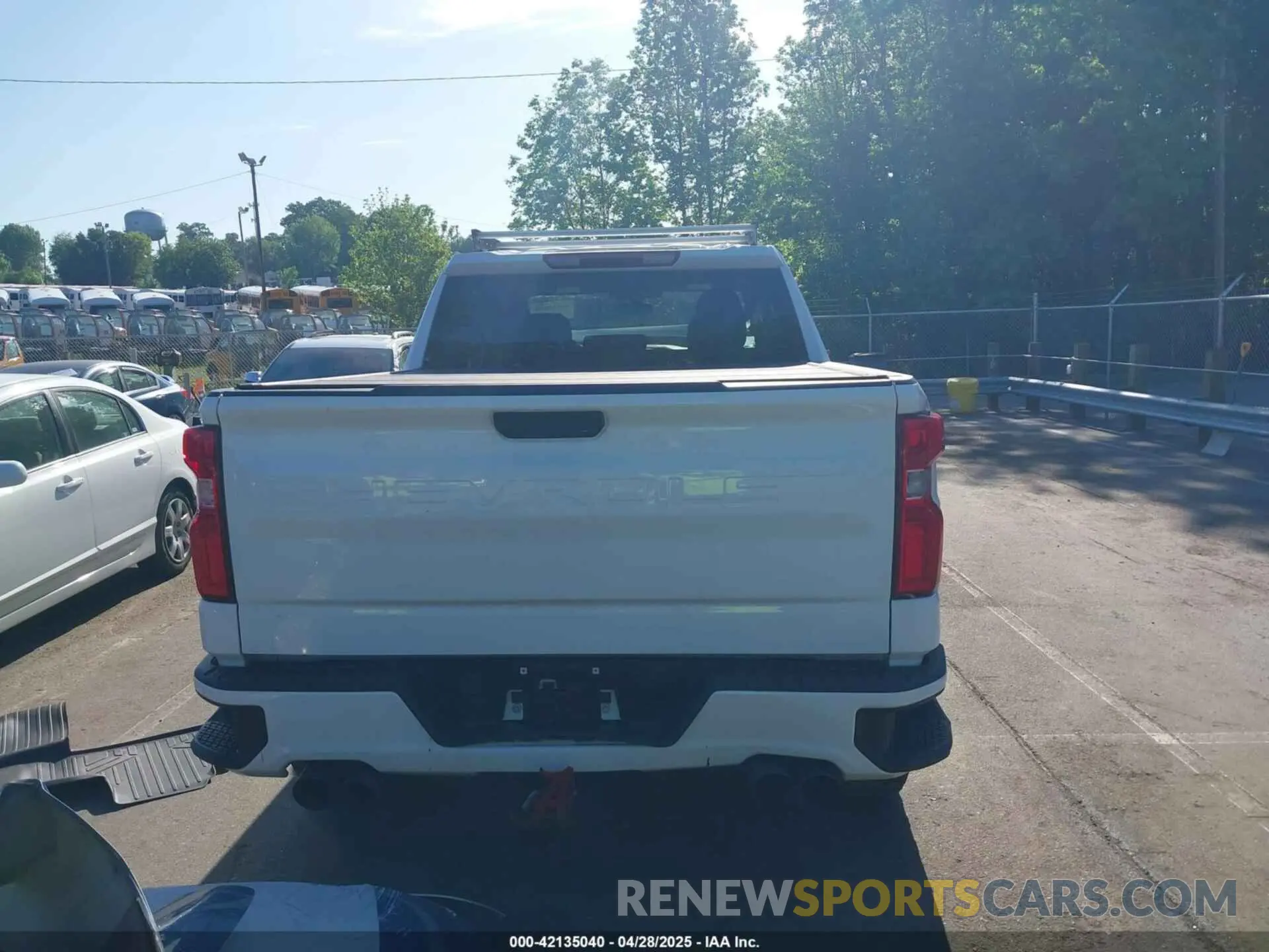 17 fotografías del automóvil dañado 1GCUYEEL8MZ421055 CHEVROLET SILVERADO 1500 2021