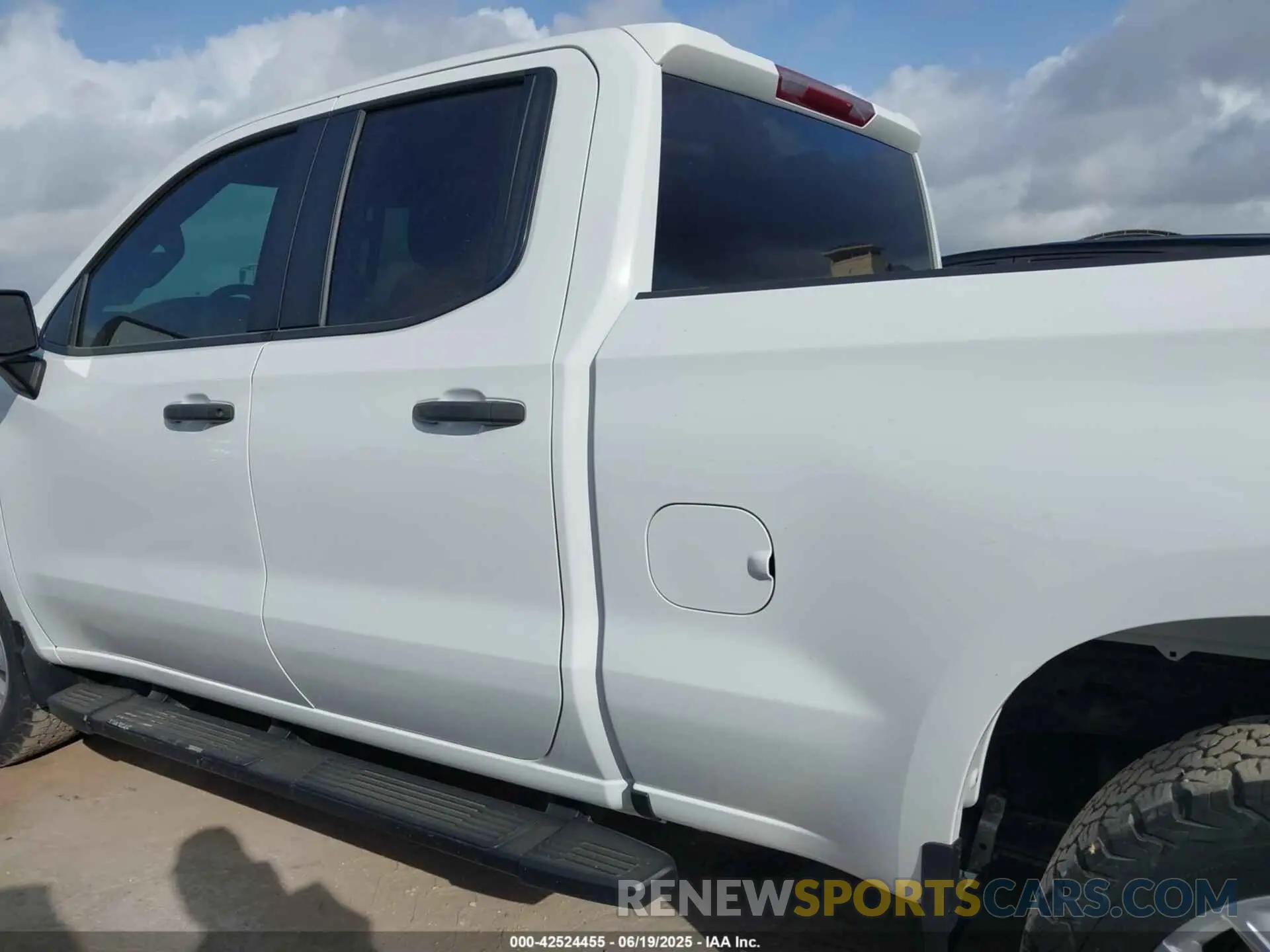14 fotografías del automóvil dañado 1GCRDBEK5PZ110677 CHEVROLET SILVERADO 1500 2023