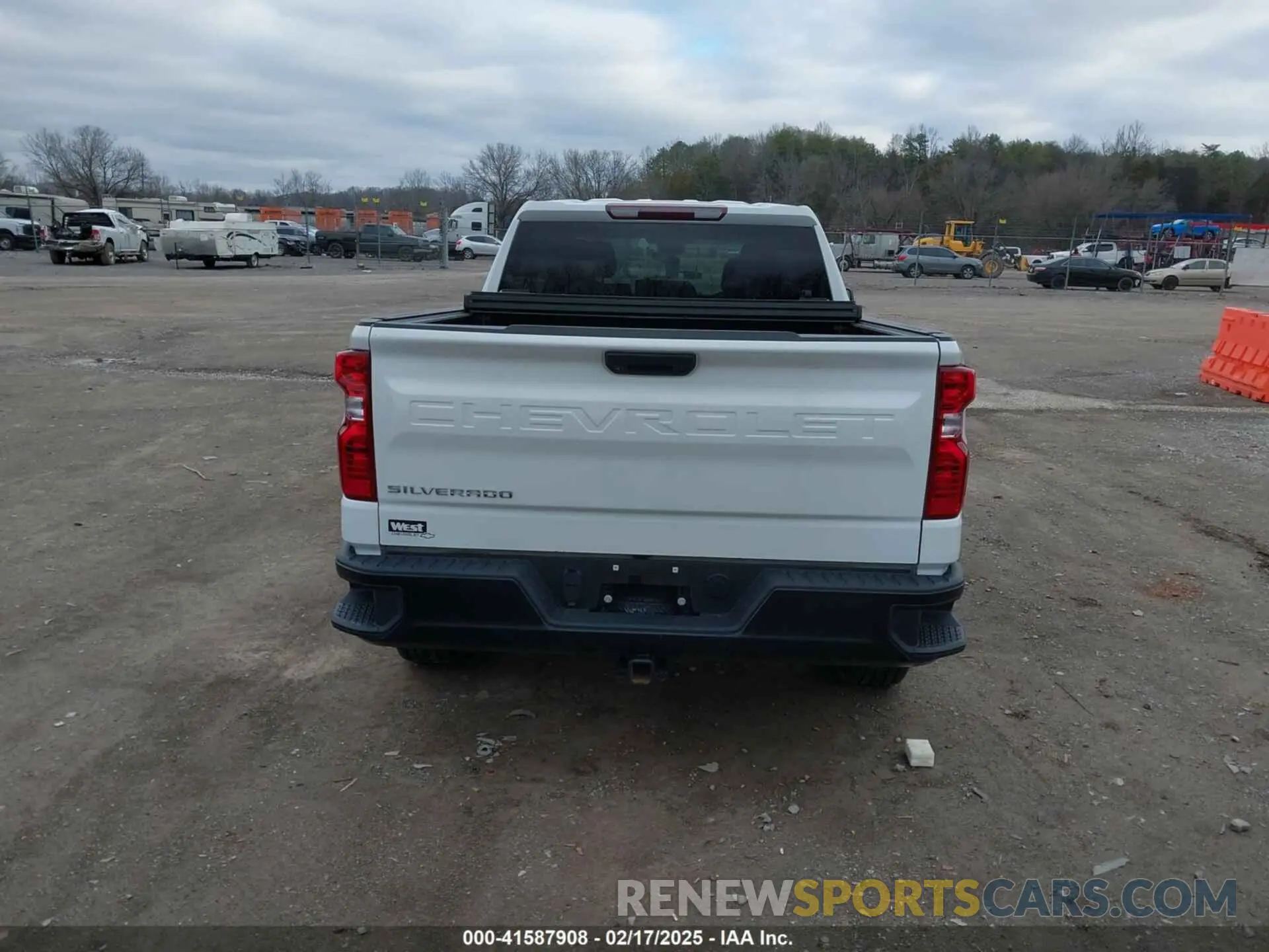 16 fotografías del automóvil dañado 1GCUDAEDXPZ303882 CHEVROLET SILVERADO 1500 2023