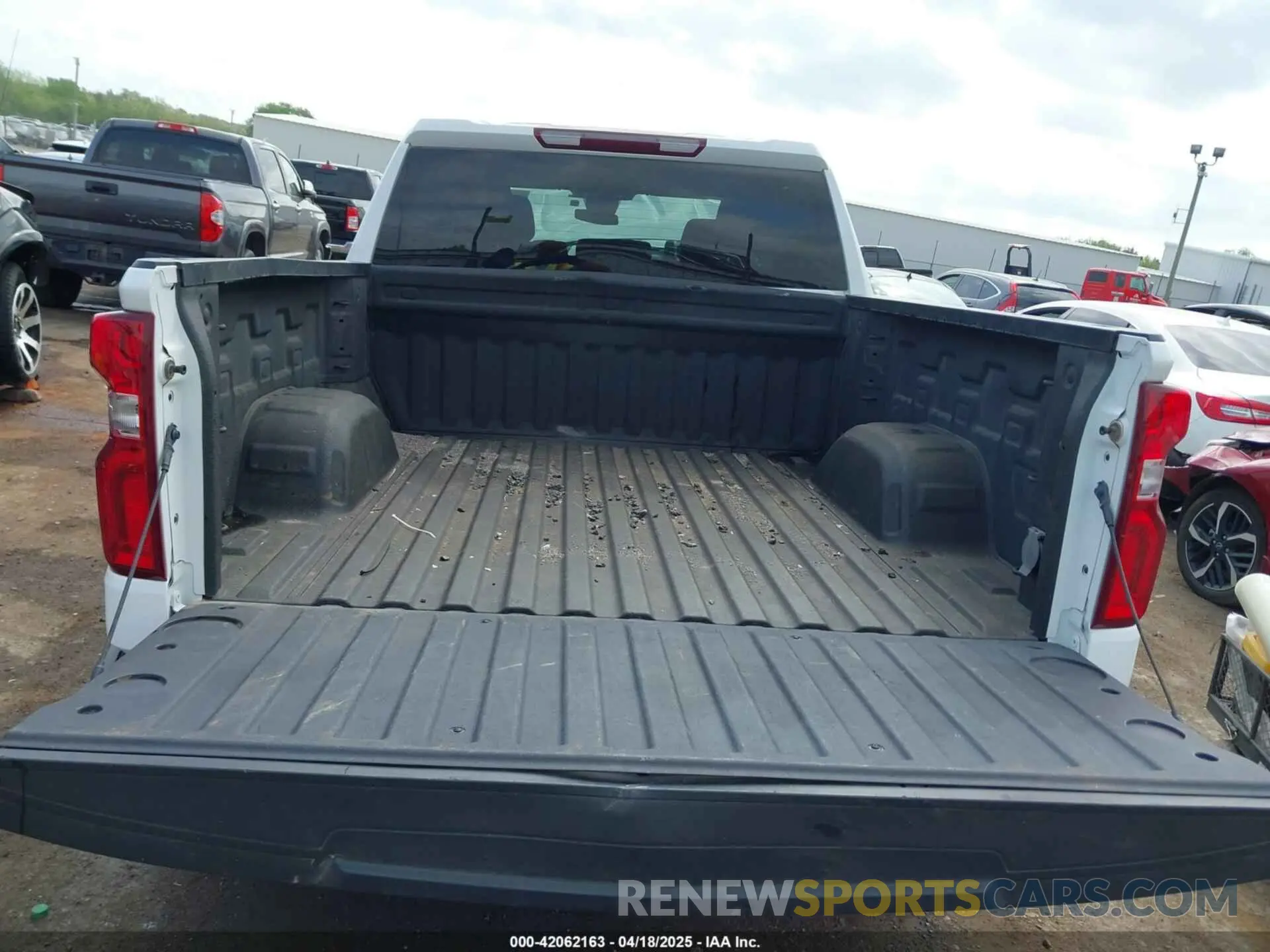 16 fotografías del automóvil dañado 1GCUDEE84PZ204646 CHEVROLET SILVERADO 1500 2023