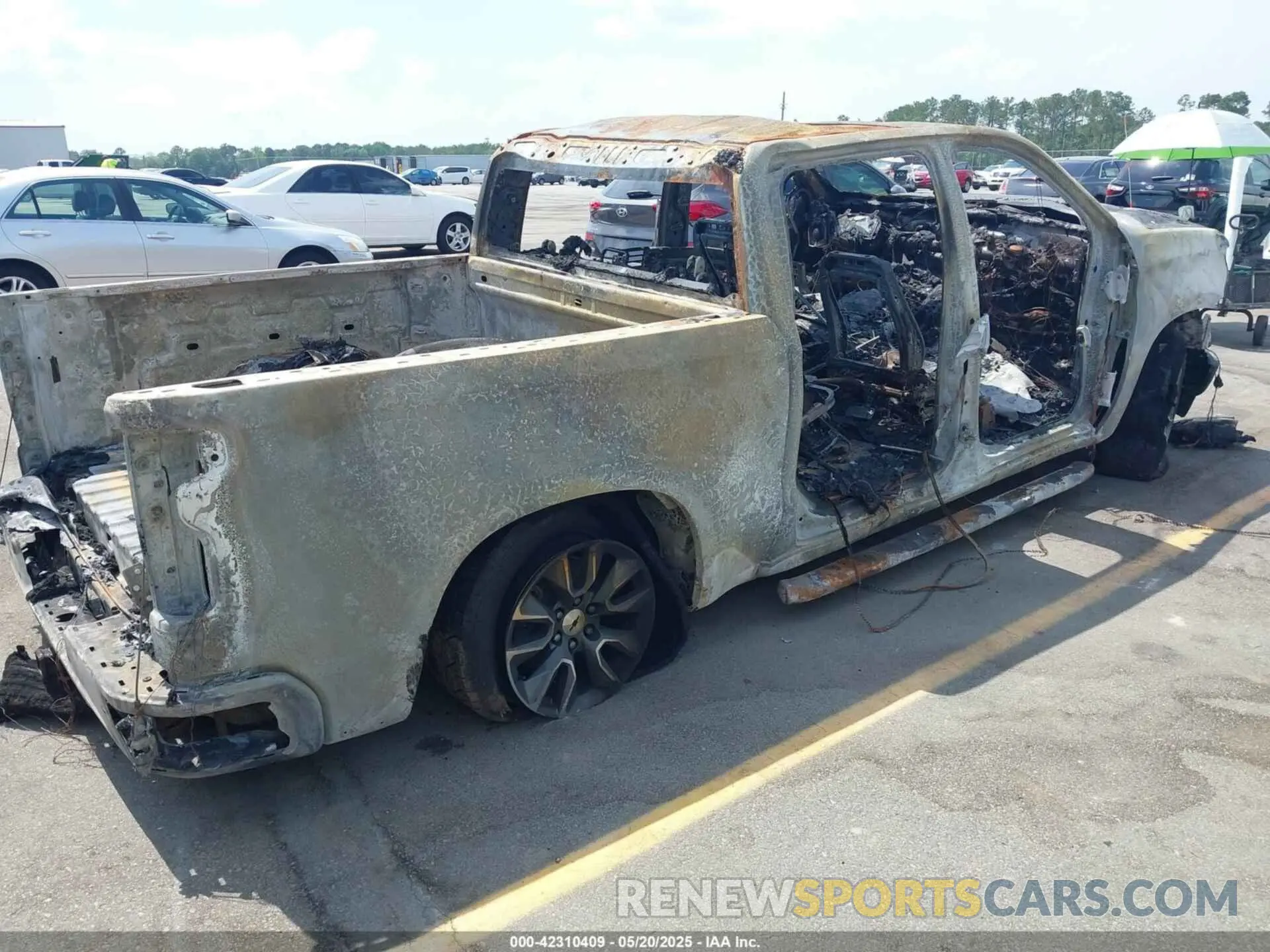 4 fotografías del automóvil dañado 1GCUDEE8XPZ142475 CHEVROLET SILVERADO 1500 2023