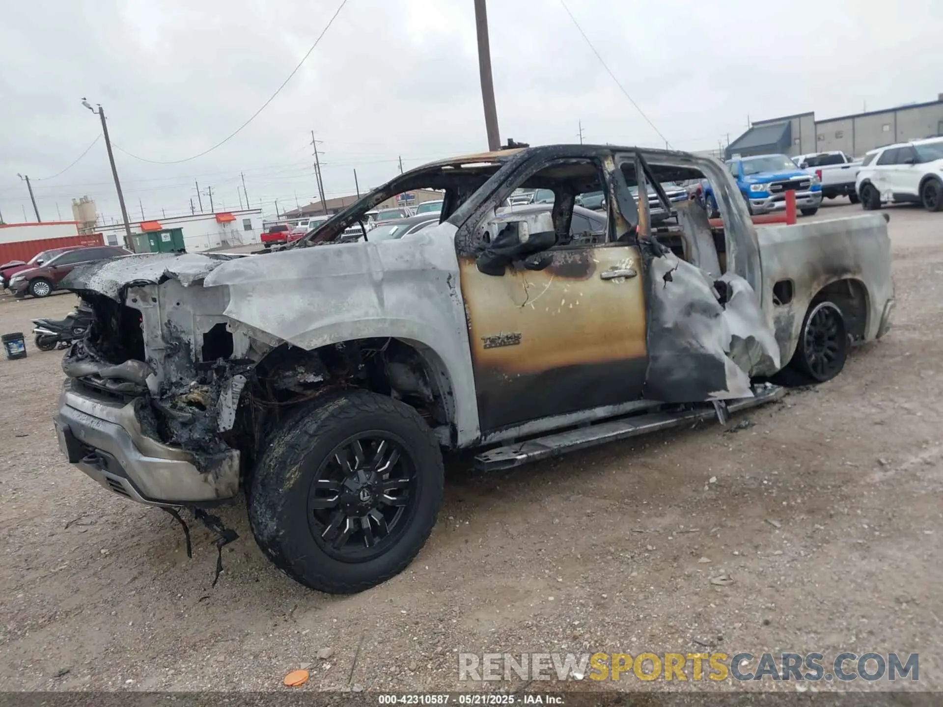 2 fotografías del automóvil dañado 1GCUDGE82PZ228598 CHEVROLET SILVERADO 1500 2023