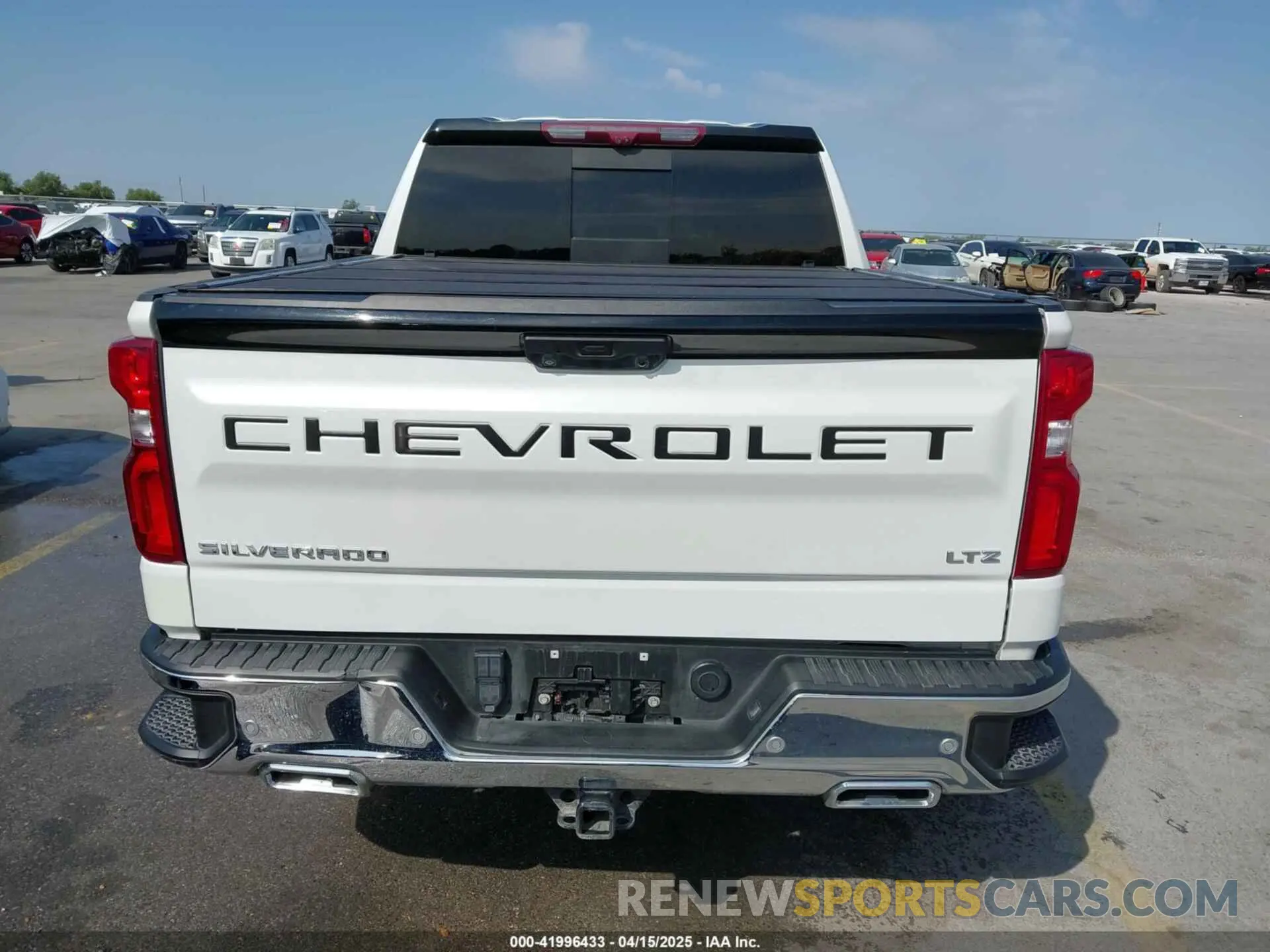 17 fotografías del automóvil dañado 1GCUDGE8XPZ212049 CHEVROLET SILVERADO 1500 2023