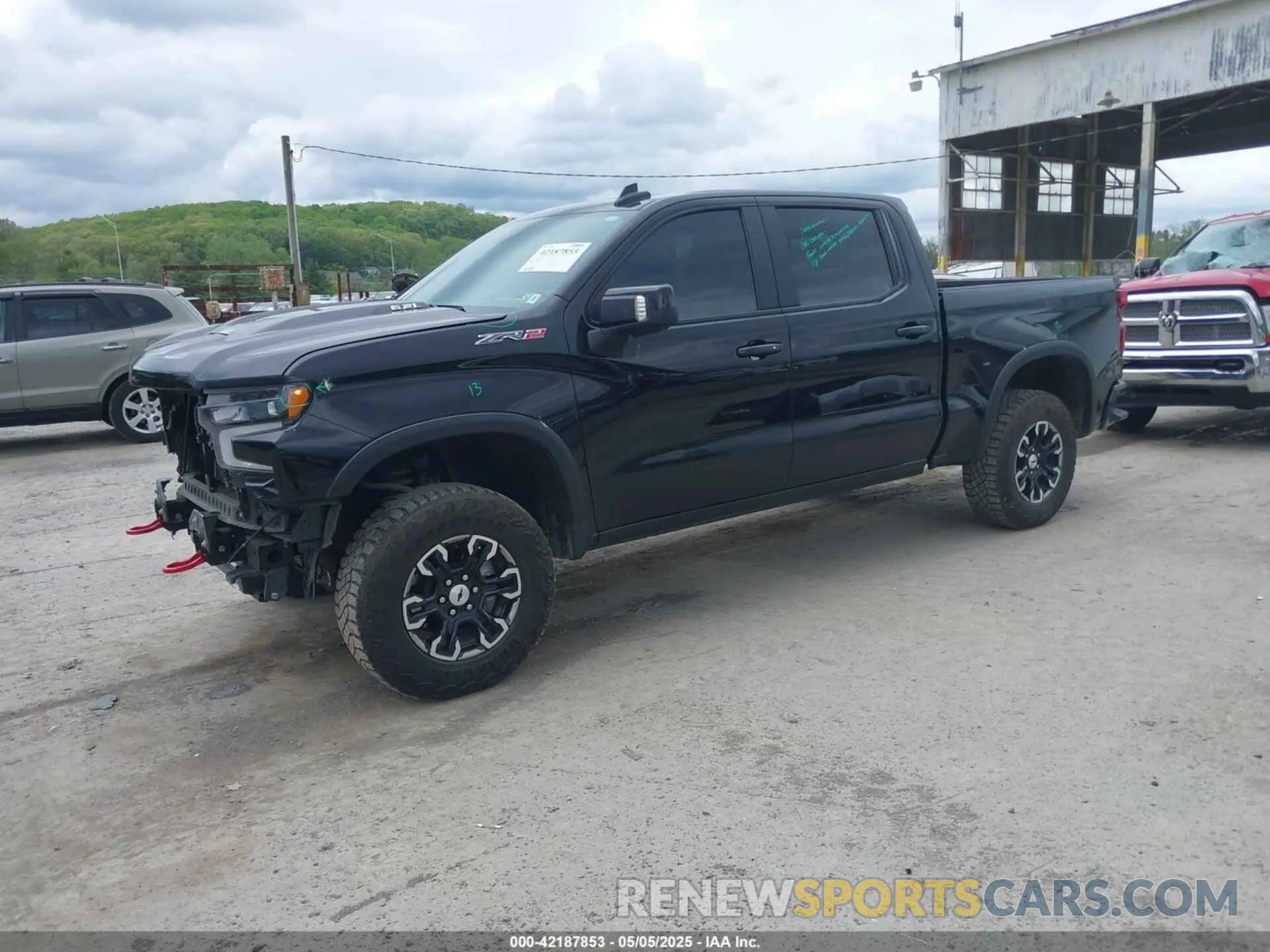 2 fotografías del automóvil dañado 3GCUDHEL0PG130793 CHEVROLET SILVERADO 1500 2023