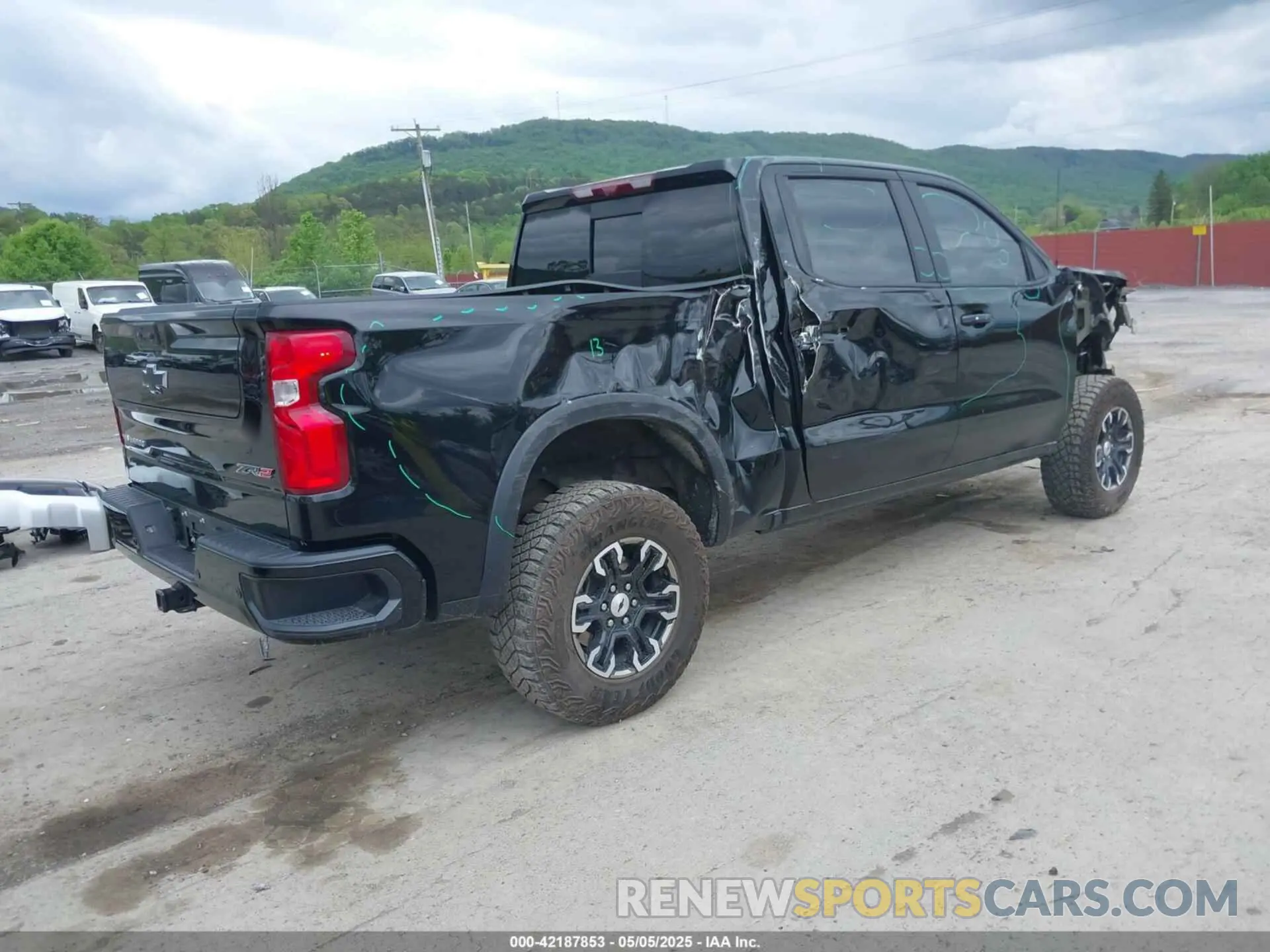 4 fotografías del automóvil dañado 3GCUDHEL0PG130793 CHEVROLET SILVERADO 1500 2023