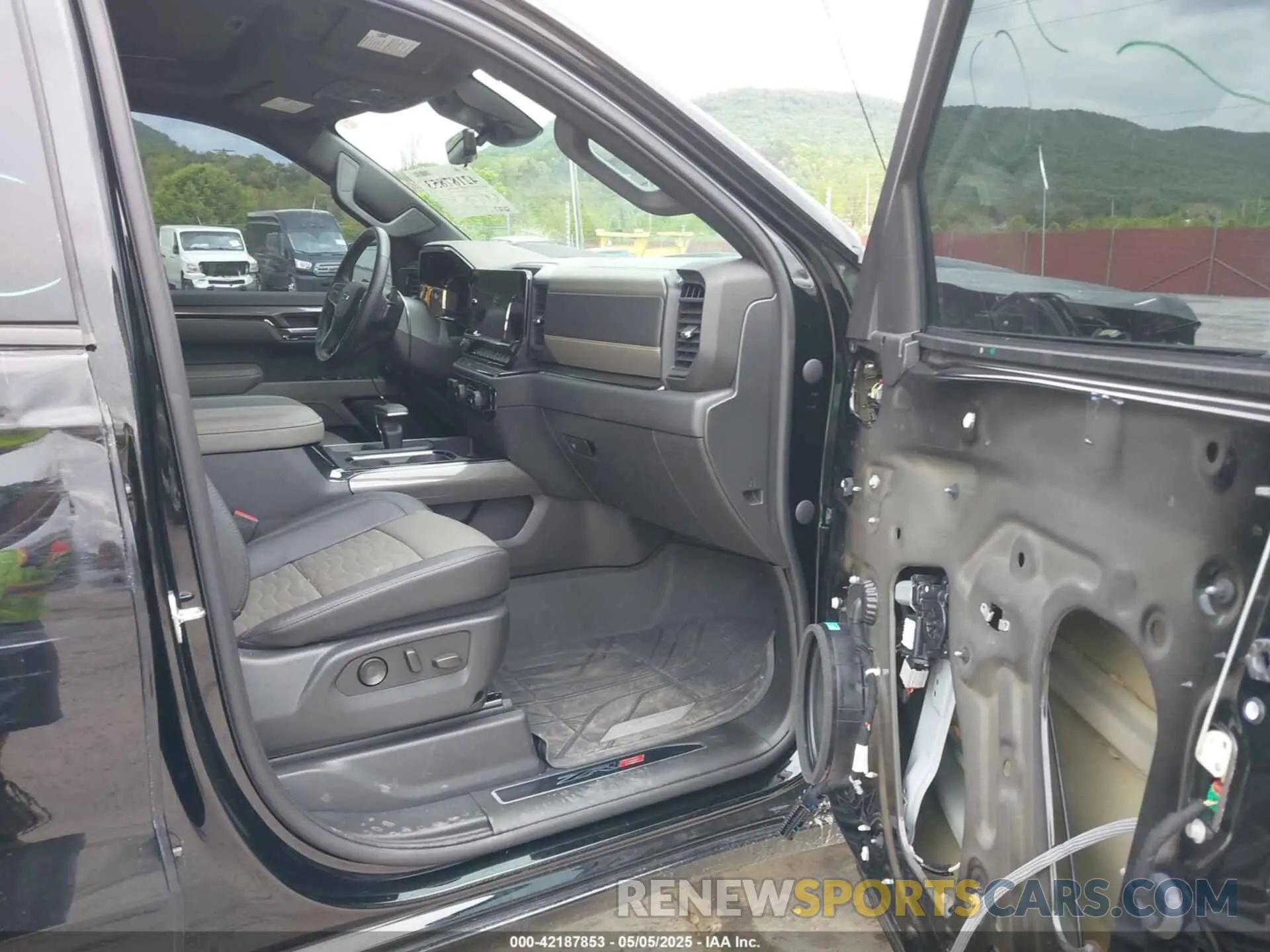 5 fotografías del automóvil dañado 3GCUDHEL0PG130793 CHEVROLET SILVERADO 1500 2023
