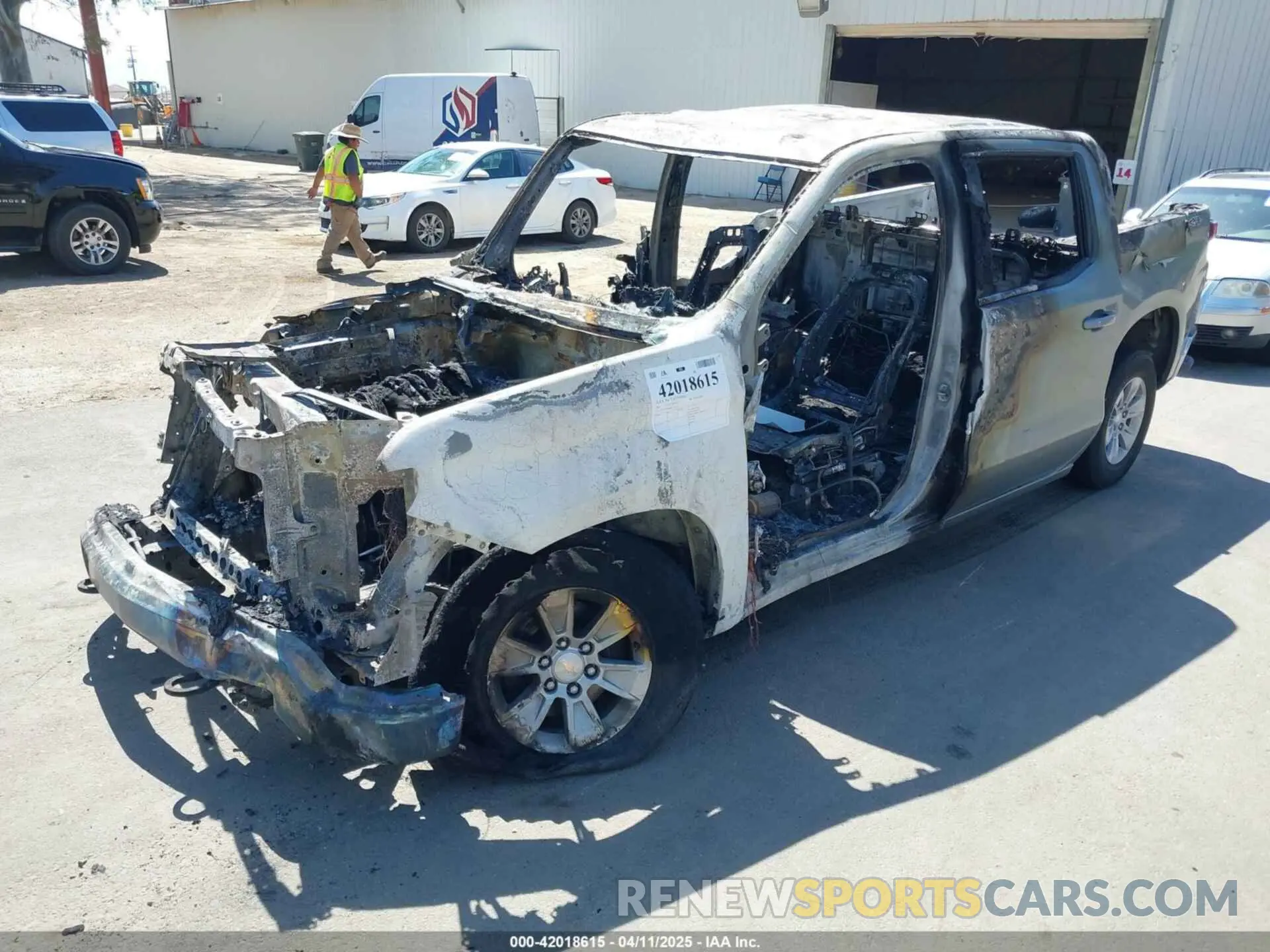 2 fotografías del automóvil dañado 2GCUDDEDXR1135111 CHEVROLET SILVERADO 1500 2024