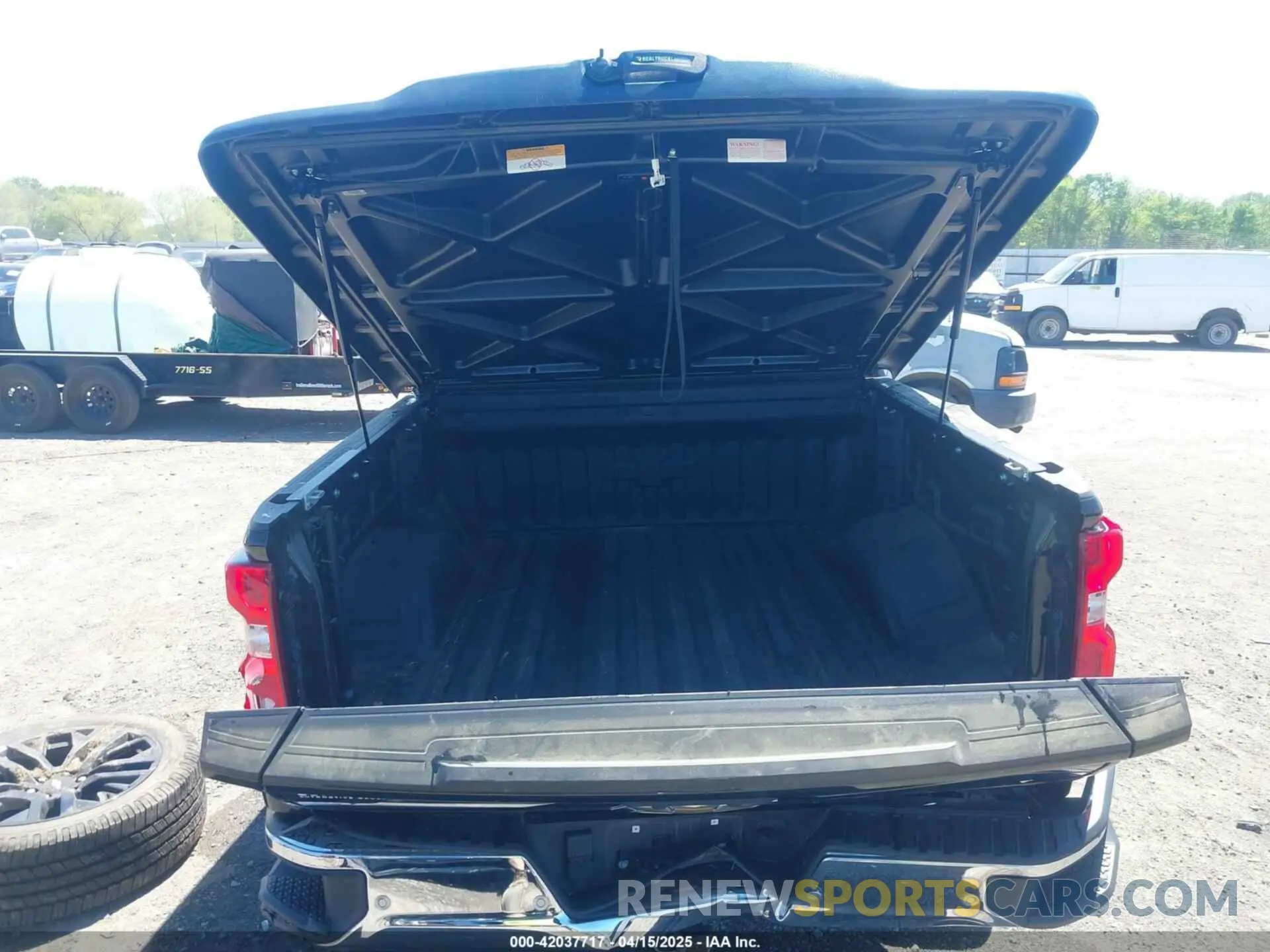 18 fotografías del automóvil dañado 2GCUDGED7R1152966 CHEVROLET SILVERADO 1500 2024