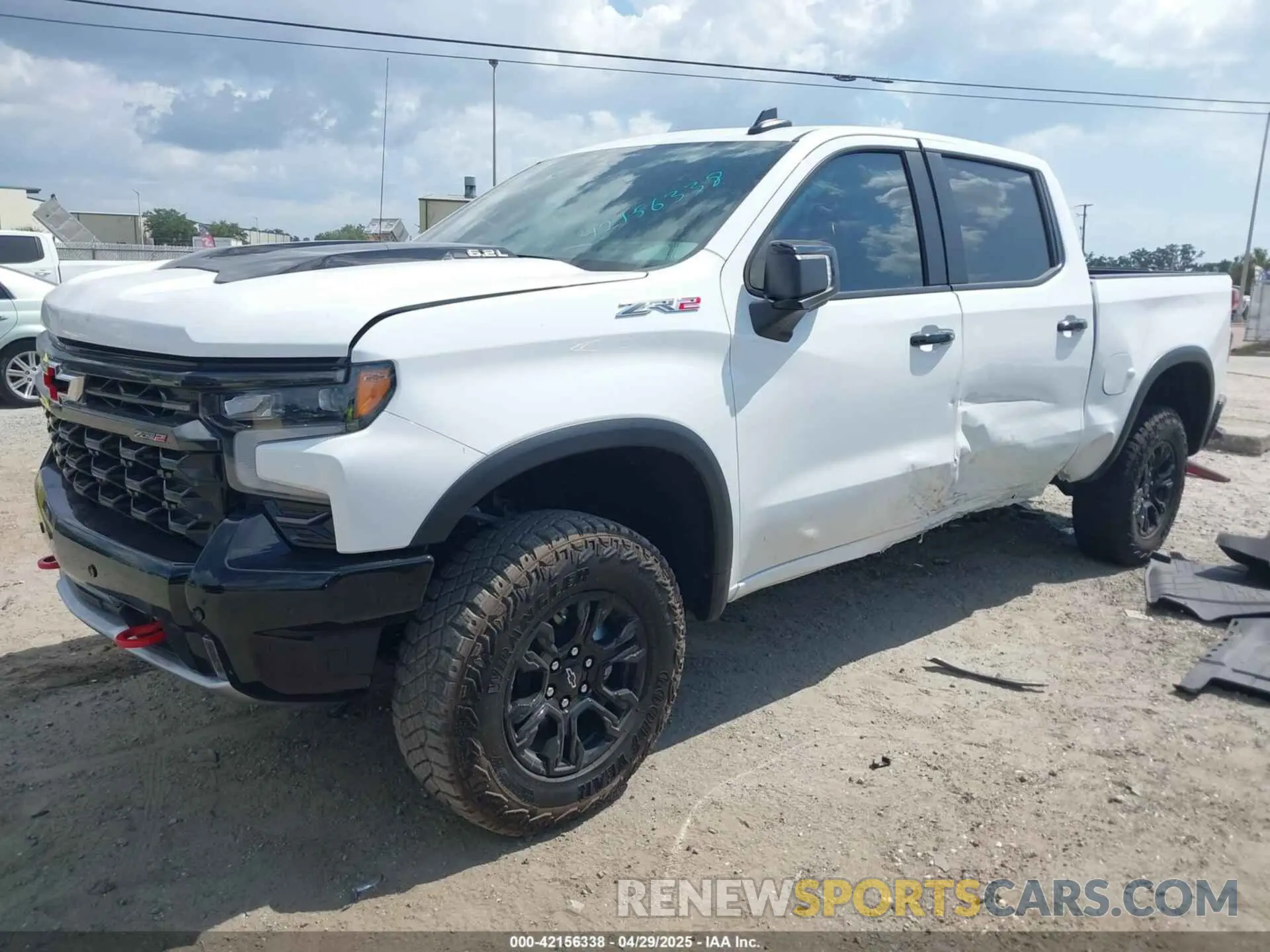 2 fotografías del automóvil dañado 3GCUKHEL0SG213168 CHEVROLET SILVERADO 1500 2025