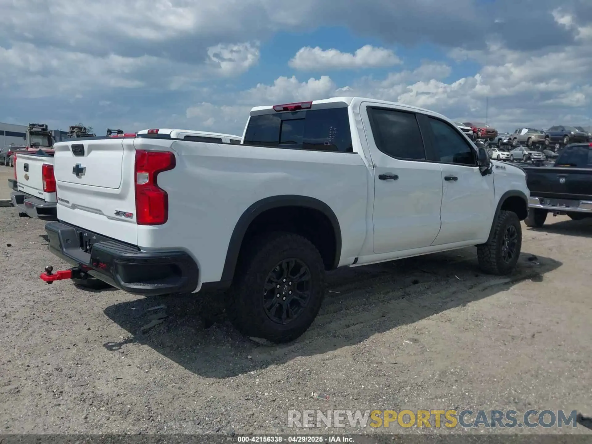 4 fotografías del automóvil dañado 3GCUKHEL0SG213168 CHEVROLET SILVERADO 1500 2025