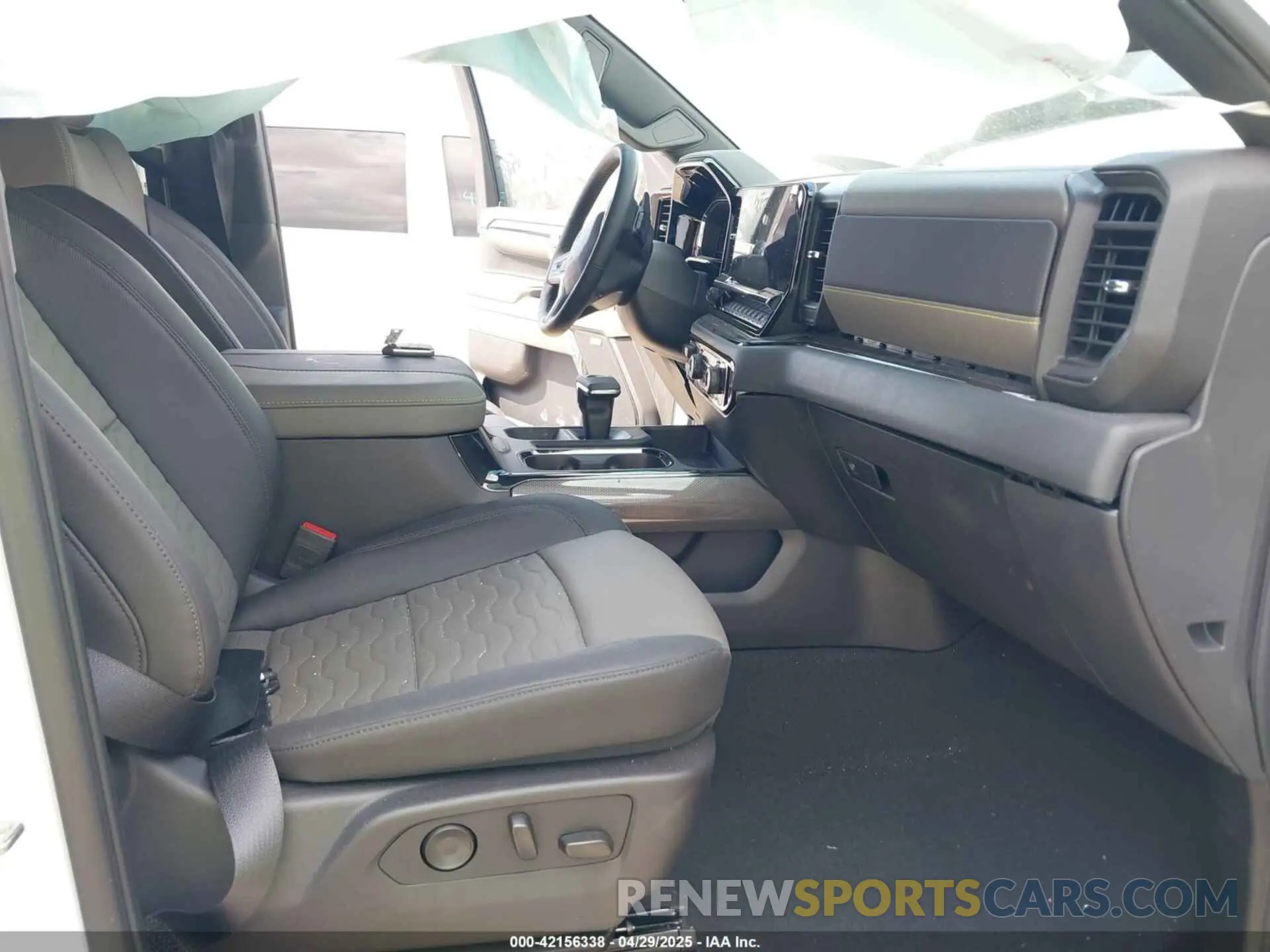 5 fotografías del automóvil dañado 3GCUKHEL0SG213168 CHEVROLET SILVERADO 1500 2025