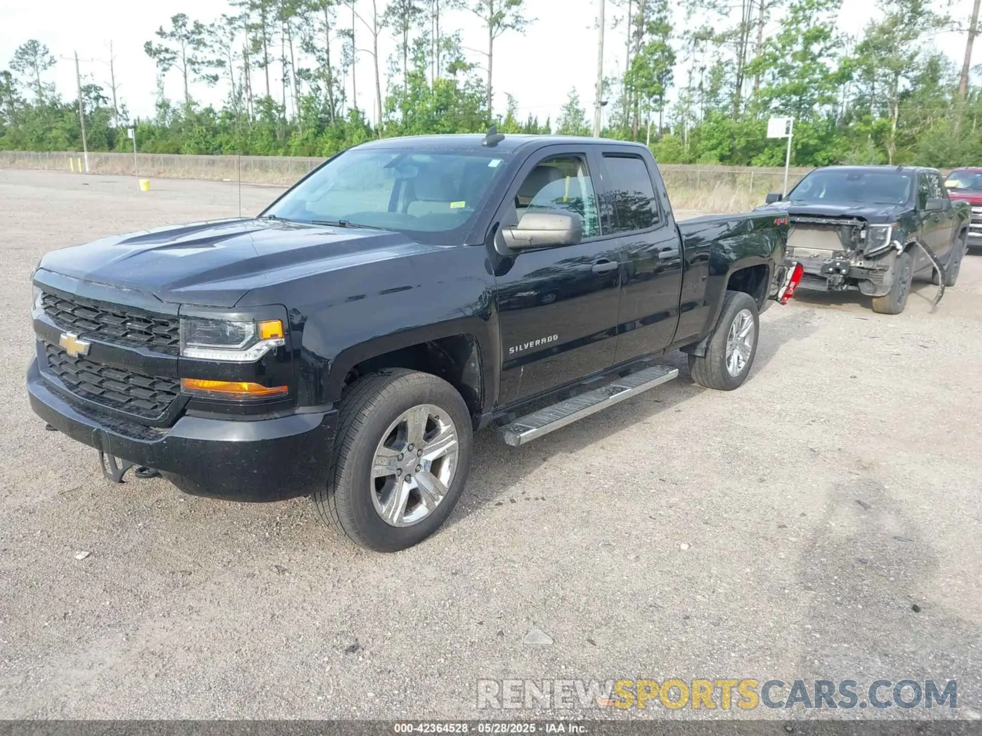 2 fotografías del automóvil dañado 2GCVKMEC8K1161441 CHEVROLET SILVERADO 1500 LD 2019