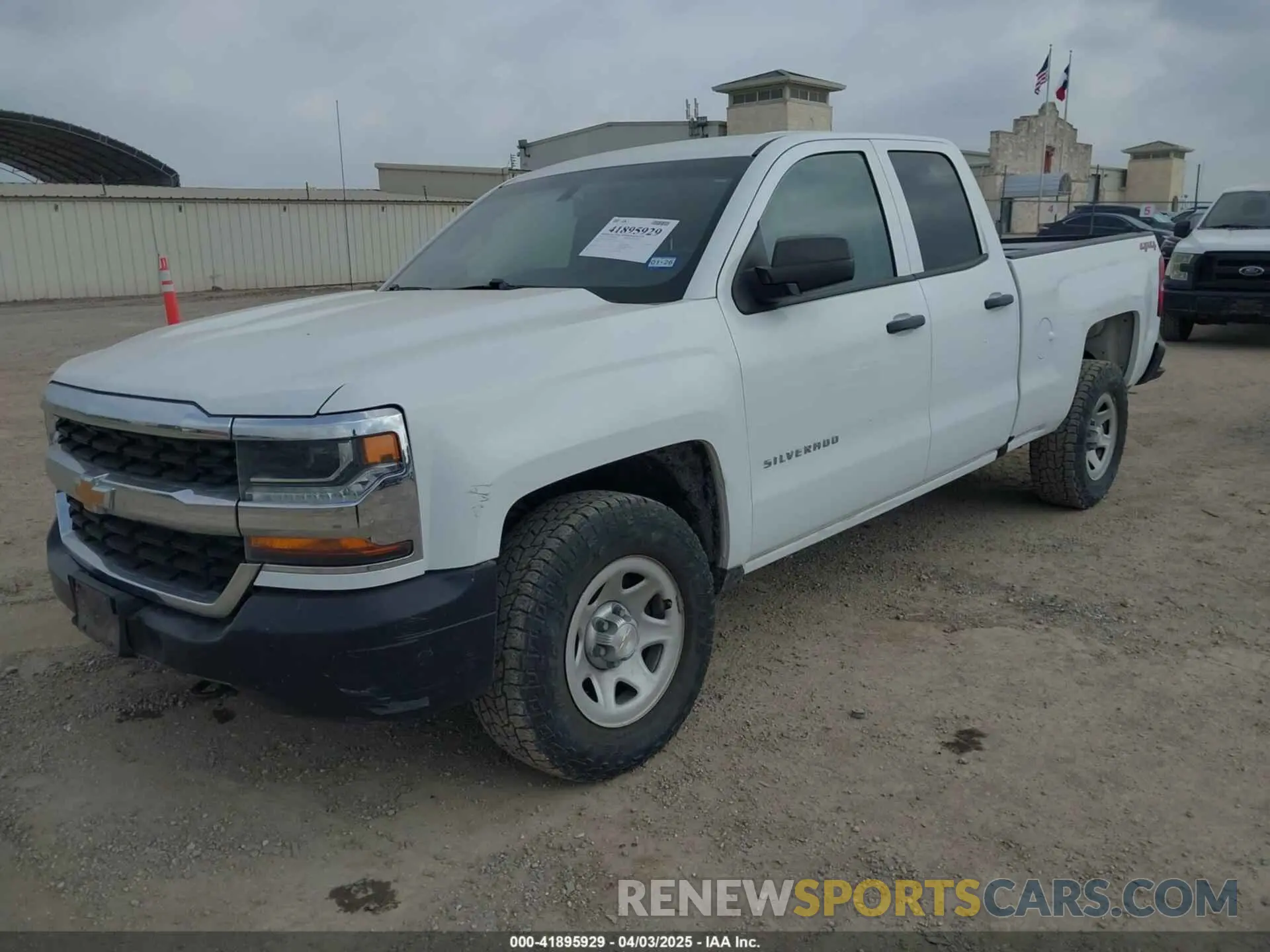 2 fotografías del automóvil dañado 2GCVKNEC4K1159529 CHEVROLET SILVERADO 1500 LD 2019