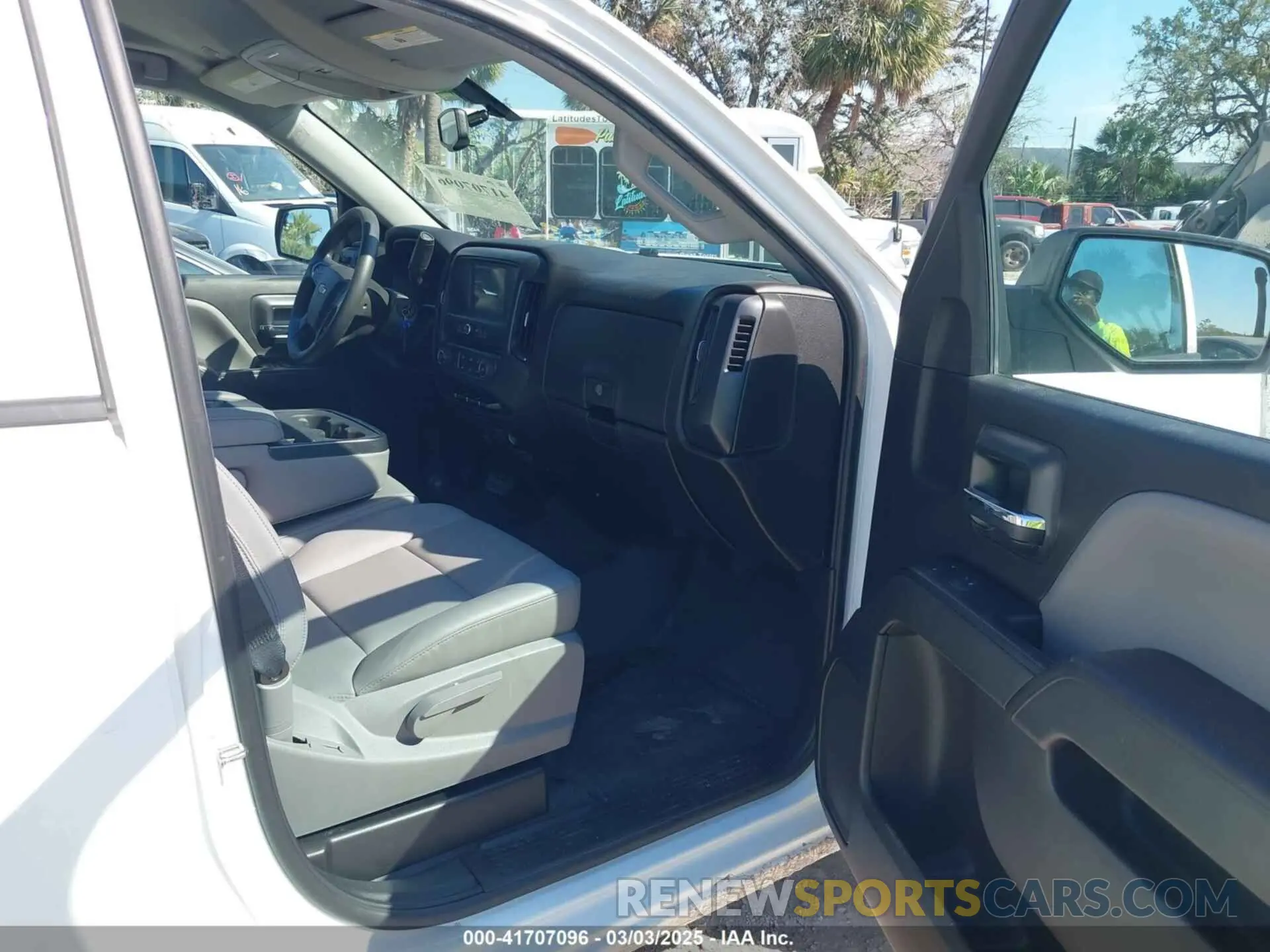 5 fotografías del automóvil dañado 2GCVKNECXK1121058 CHEVROLET SILVERADO 1500 LD 2019