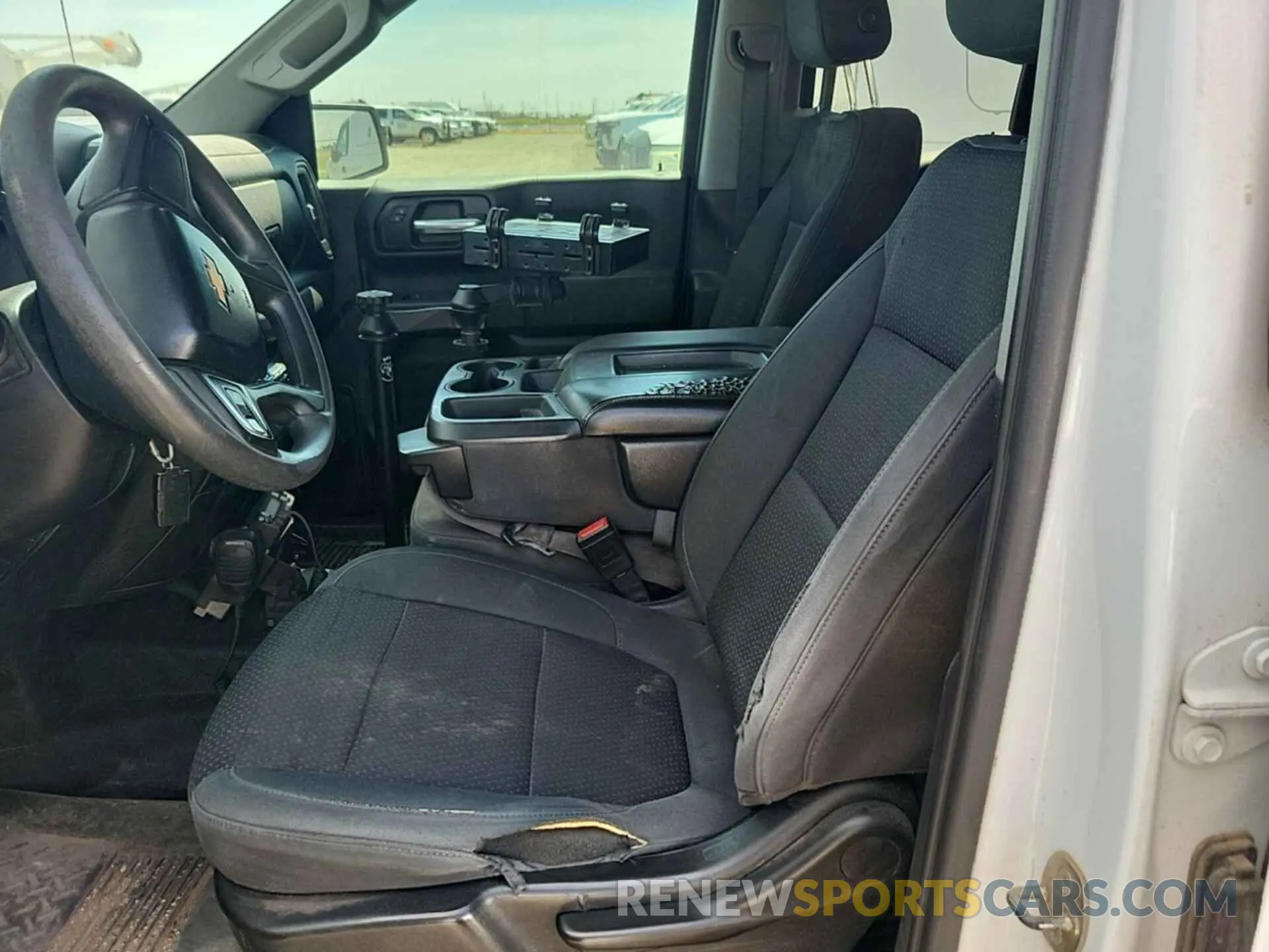 2 fotografías del automóvil dañado 1GCRYAEF3LZ192193 CHEVROLET SILVERADO 2020