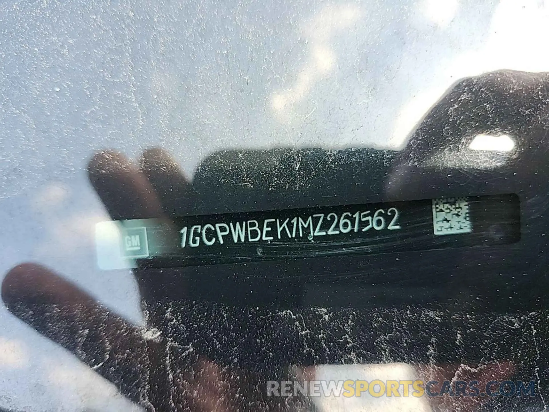 2 fotografías del automóvil dañado 1GCPWBEK1MZ261562 CHEVROLET SILVERADO 2021