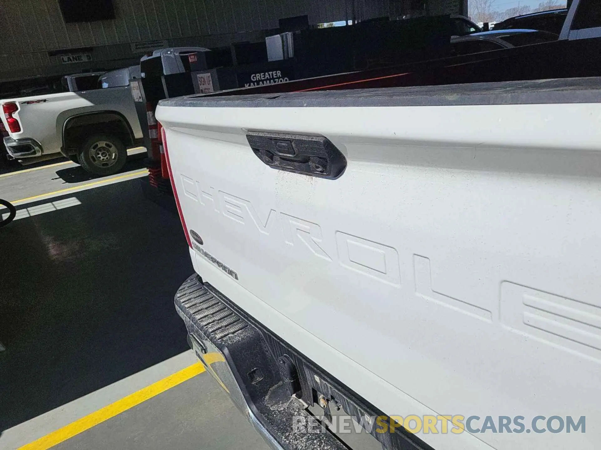 2 fotografías del automóvil dañado 1GC0YLE70NF339135 CHEVROLET SILVERADO 2022