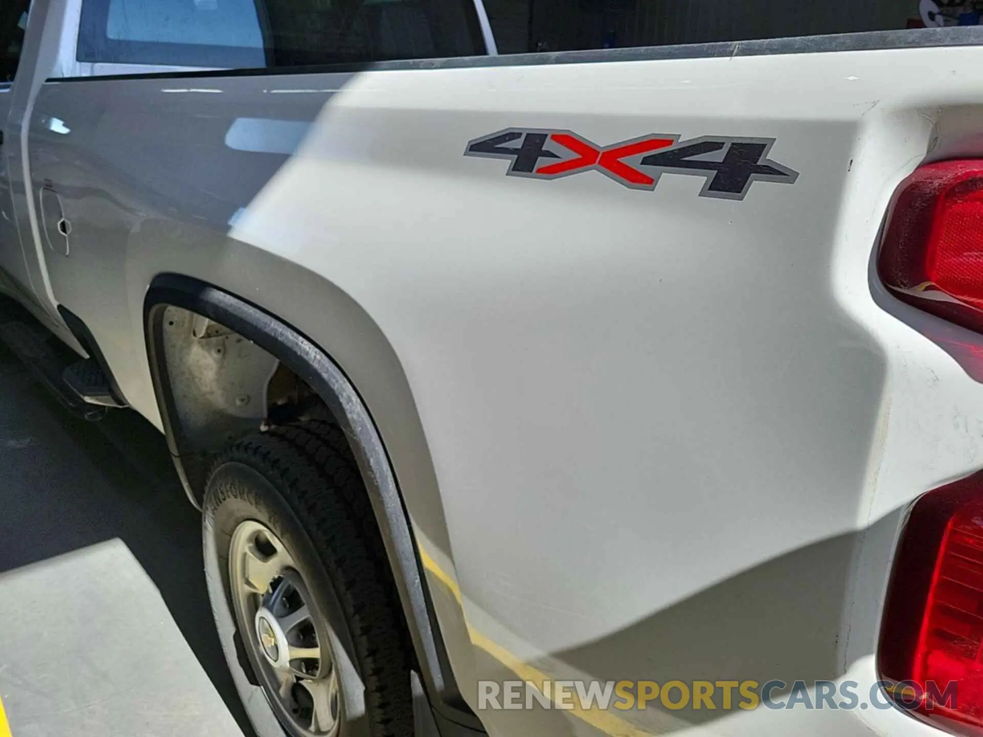 28 fotografías del automóvil dañado 1GC0YLE70NF339135 CHEVROLET SILVERADO 2022