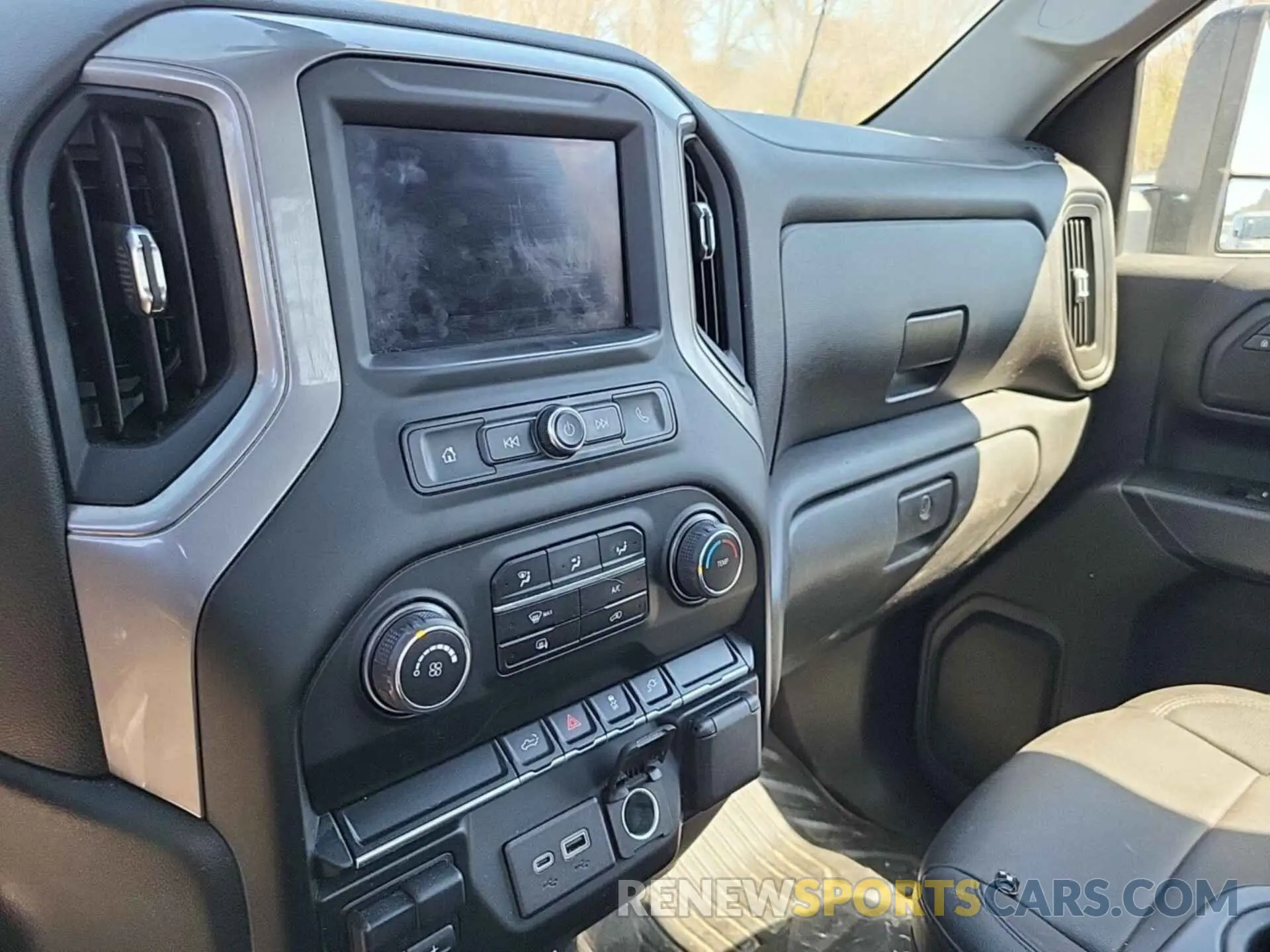 29 fotografías del automóvil dañado 1GC0YLE79NF214814 CHEVROLET SILVERADO 2022