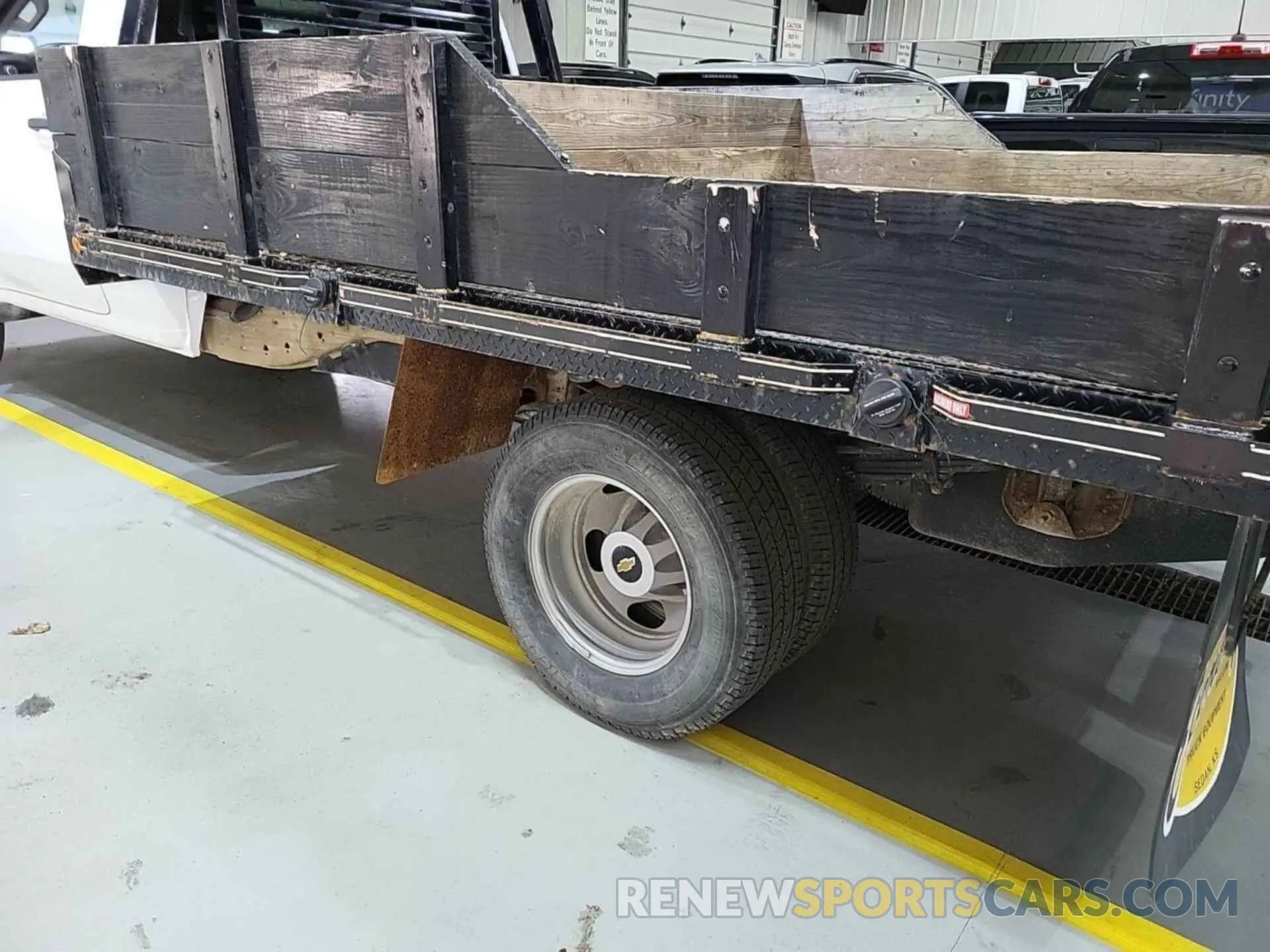 2 fotografías del automóvil dañado 1GB3YSE75PF217255 CHEVROLET SILVERADO 2023