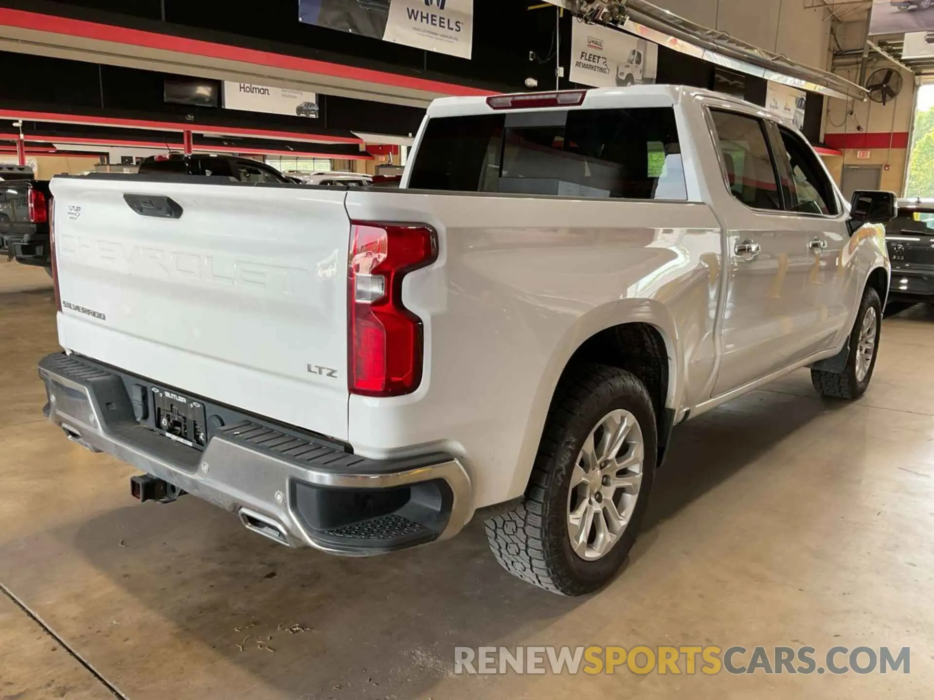 2 fotografías del automóvil dañado 1GCUDGE88PZ131311 CHEVROLET SILVERADO 2023