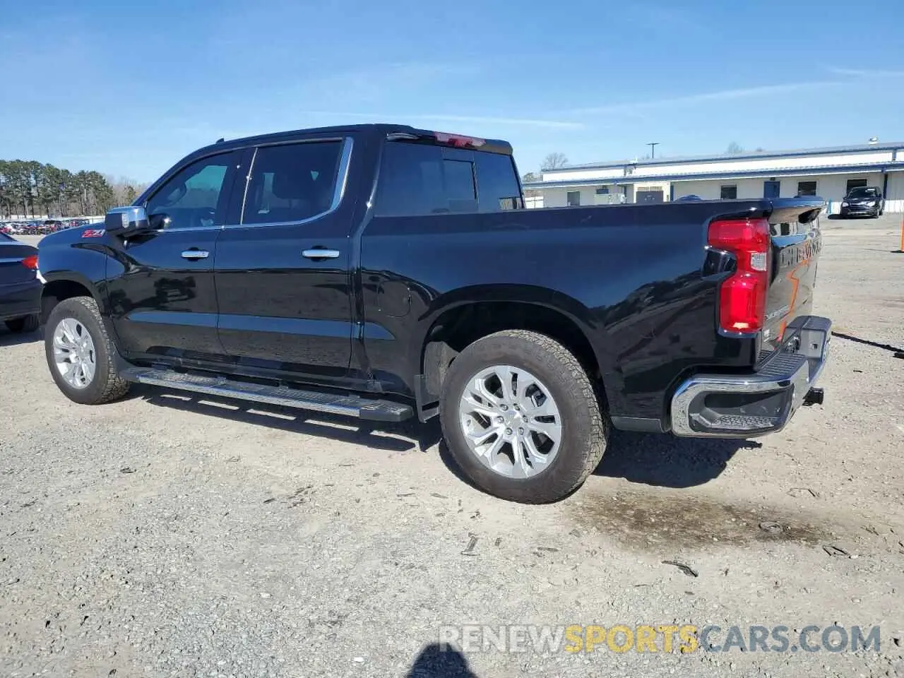 2 fotografías del automóvil dañado 1GCUDGEL3PZ210034 CHEVROLET SILVERADO 2023