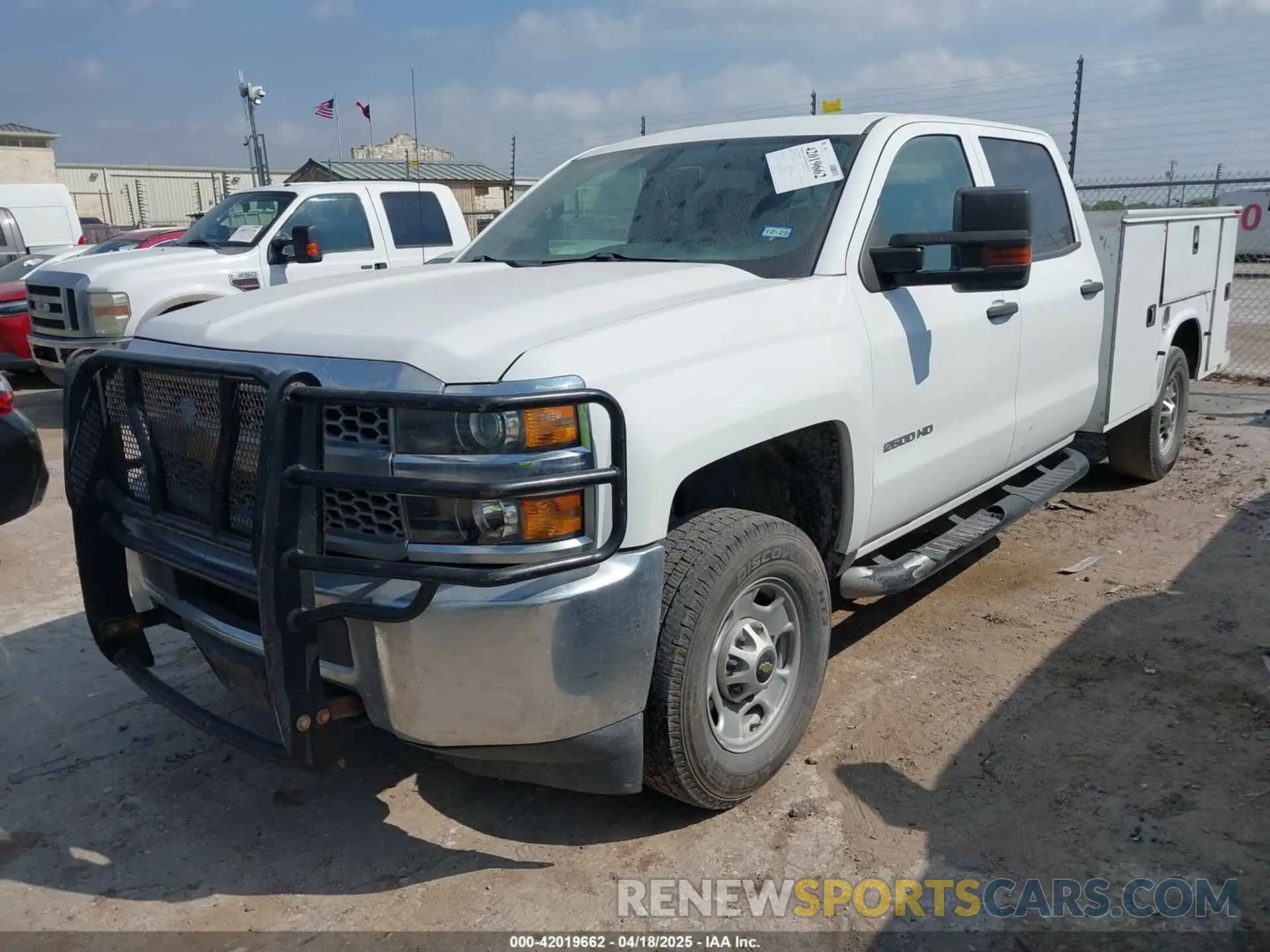2 fotografías del automóvil dañado 1GC1CREG1KF136045 CHEVROLET SILVERADO 2500HD 2019