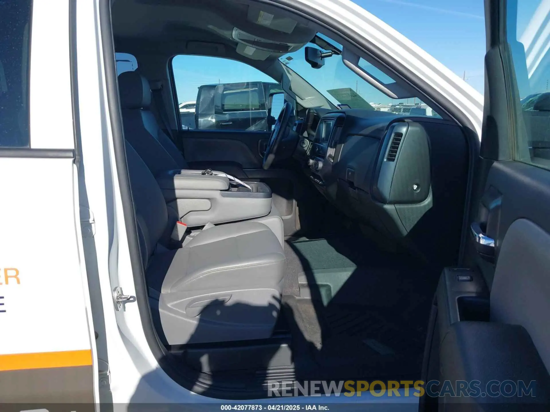 5 fotografías del automóvil dañado 2GB2CREG9K1166796 CHEVROLET SILVERADO 2500HD 2019