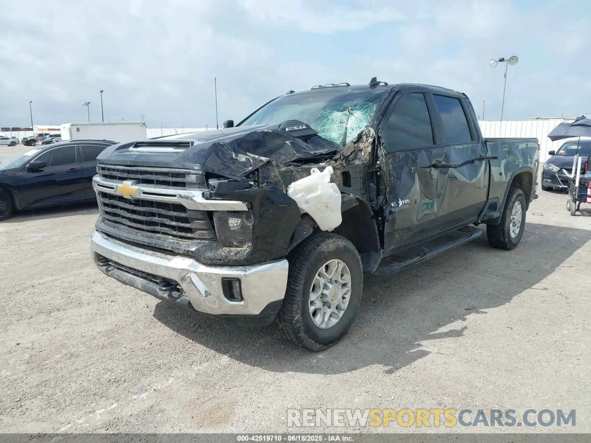 2 fotografías del automóvil dañado 2GC4YNE73R1139246 CHEVROLET SILVERADO 2500HD 2024
