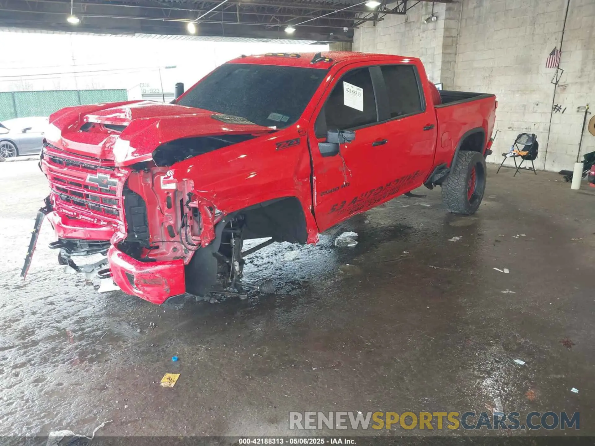 2 fotografías del automóvil dañado 2GC4YNE75R1237713 CHEVROLET SILVERADO 2500HD 2024