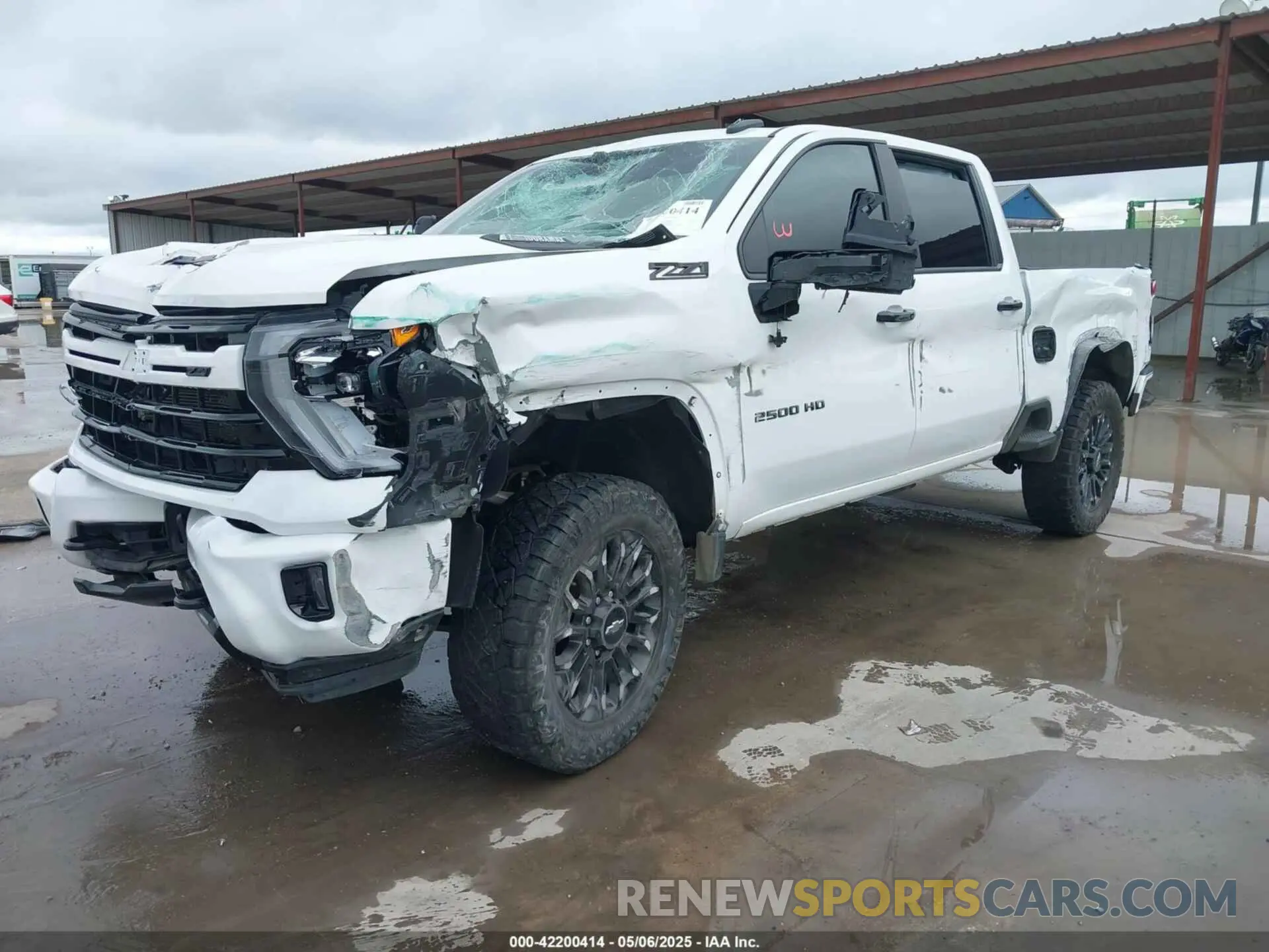2 fotografías del automóvil dañado 2GC4YNEY1R1181424 CHEVROLET SILVERADO 2500HD 2024