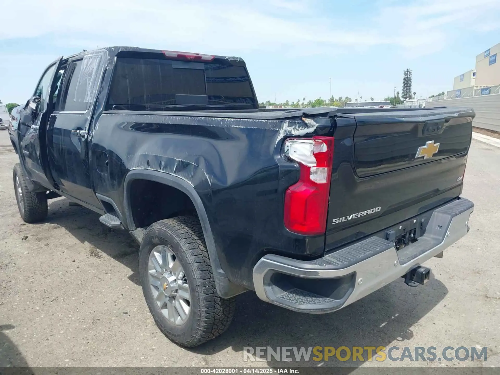 3 fotografías del automóvil dañado 2GC4YPEY8R1126299 CHEVROLET SILVERADO 2500HD 2024