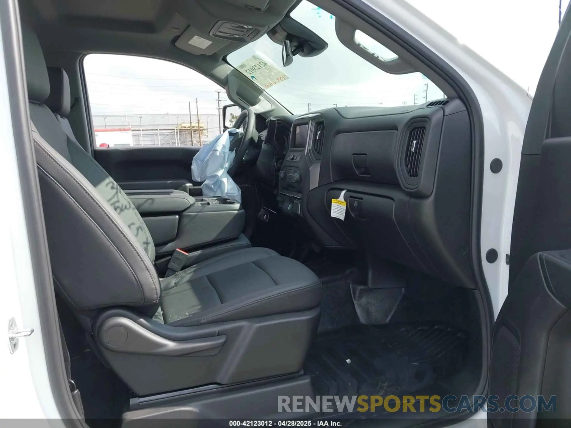 5 fotografías del automóvil dañado 1GC0ALE71SF210790 CHEVROLET SILVERADO 2500HD 2025