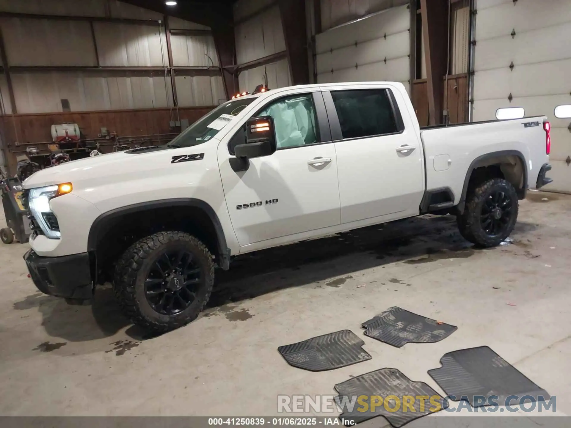 2 fotografías del automóvil dañado 2GC4KNE72S1137446 CHEVROLET SILVERADO 2500HD 2025