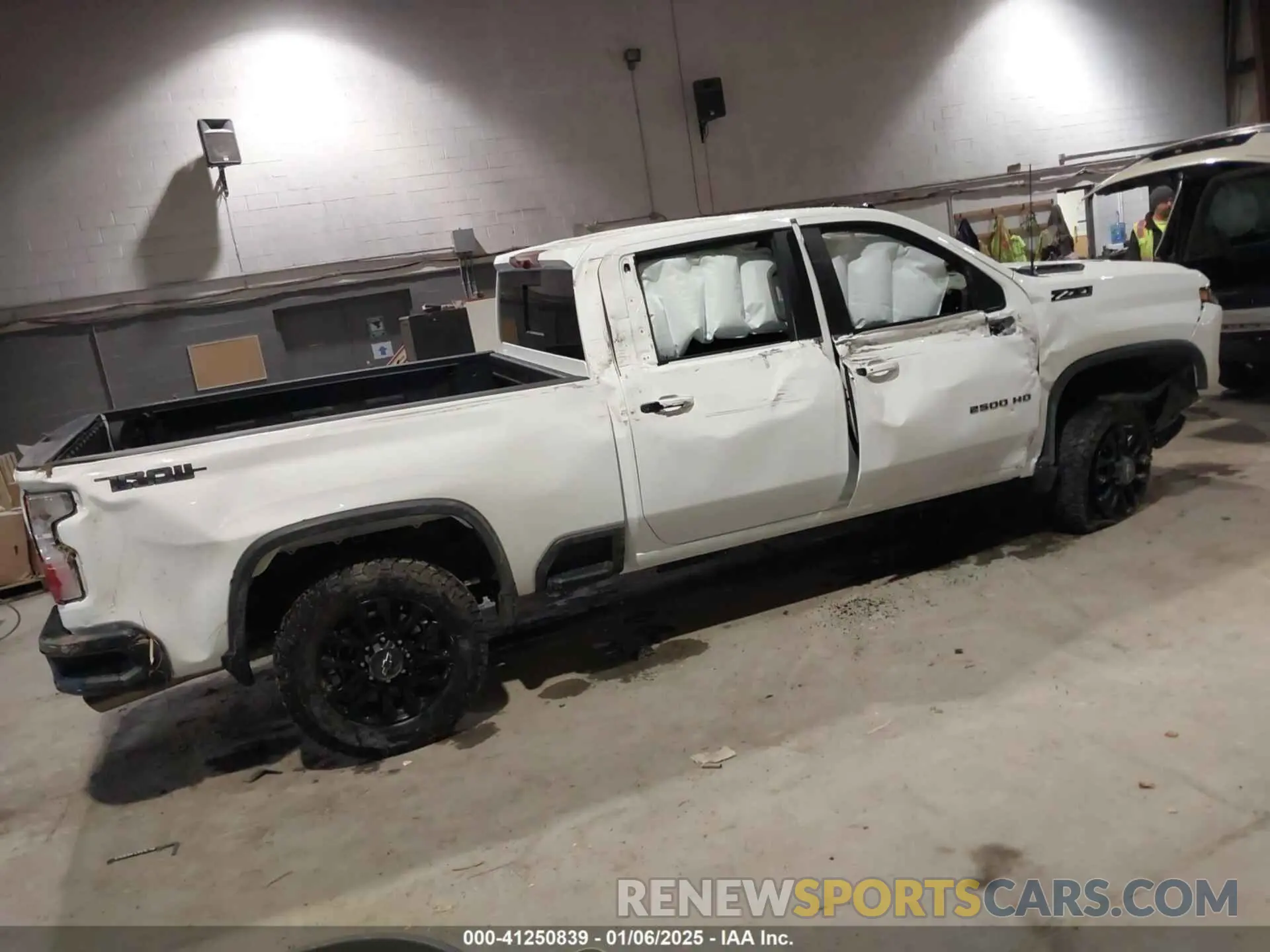 4 fotografías del automóvil dañado 2GC4KNE72S1137446 CHEVROLET SILVERADO 2500HD 2025
