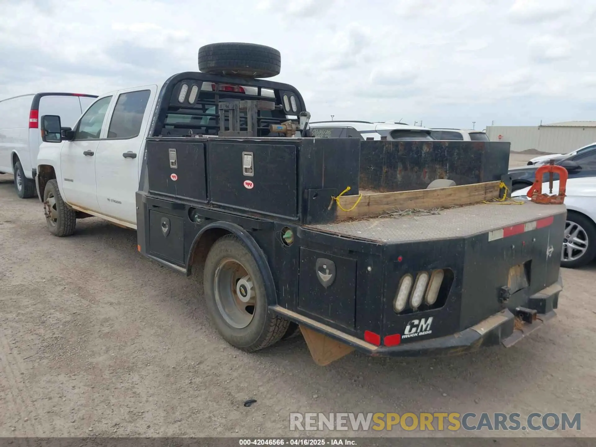 3 fotografías del automóvil dañado 1GB4KVCY1KF160662 CHEVROLET SILVERADO 3500HD CHASSIS 2019