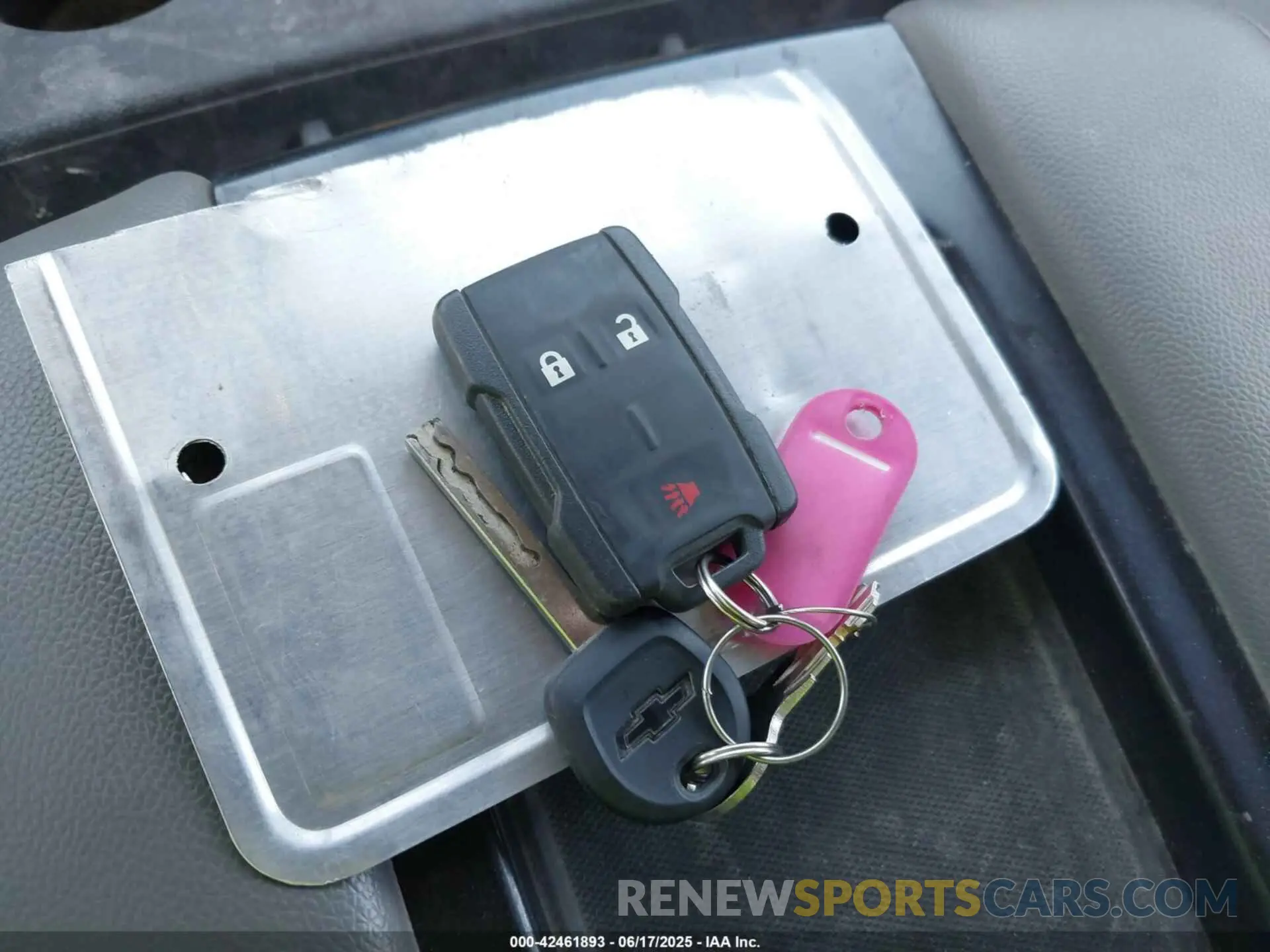 10 fotografías del automóvil dañado 1HTKJPVM8PH219202 CHEVROLET SILVERADO MD 2023
