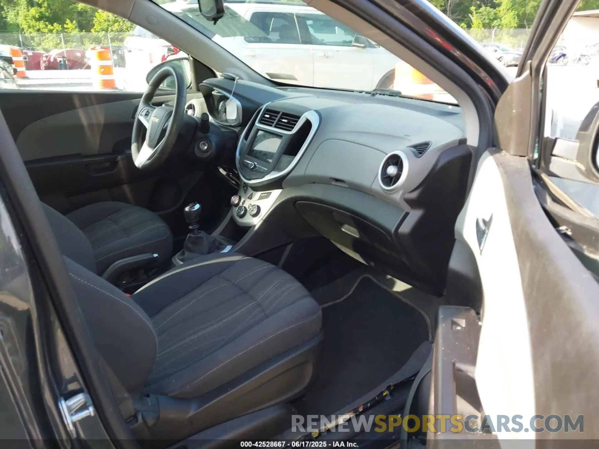 5 fotografías del automóvil dañado 1G1JC5SB9K4129561 CHEVROLET SONIC 2019