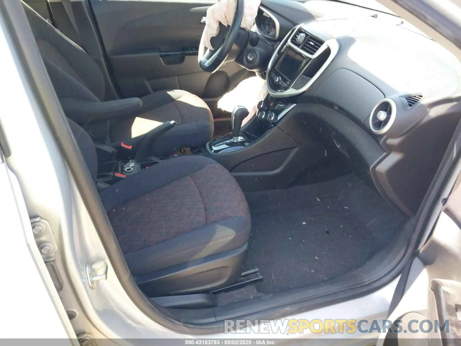 5 fotografías del automóvil dañado 1G1JD5SB3K4112641 CHEVROLET SONIC 2019