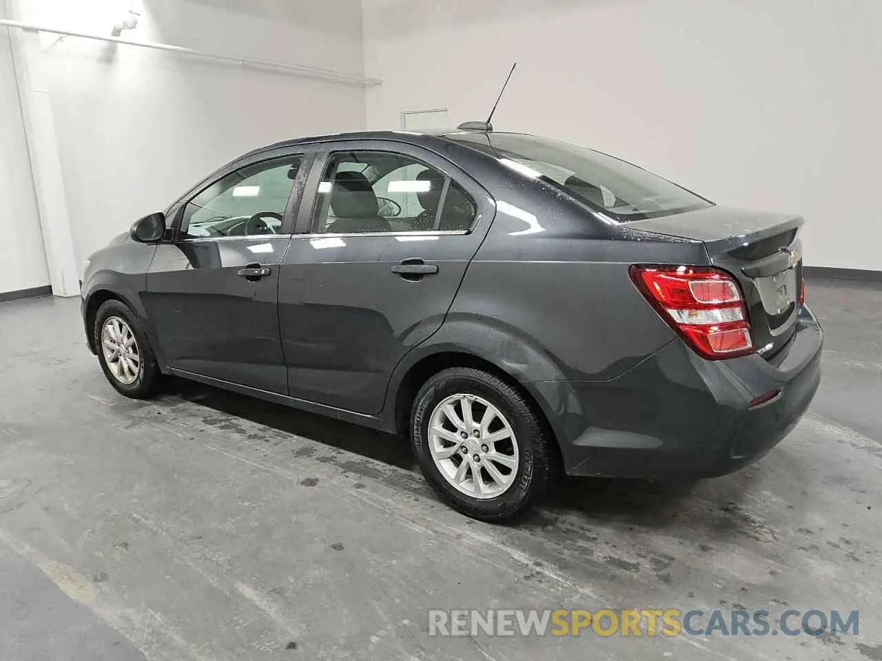 2 fotografías del automóvil dañado 1G1JD5SB3K4142805 CHEVROLET SONIC 2019