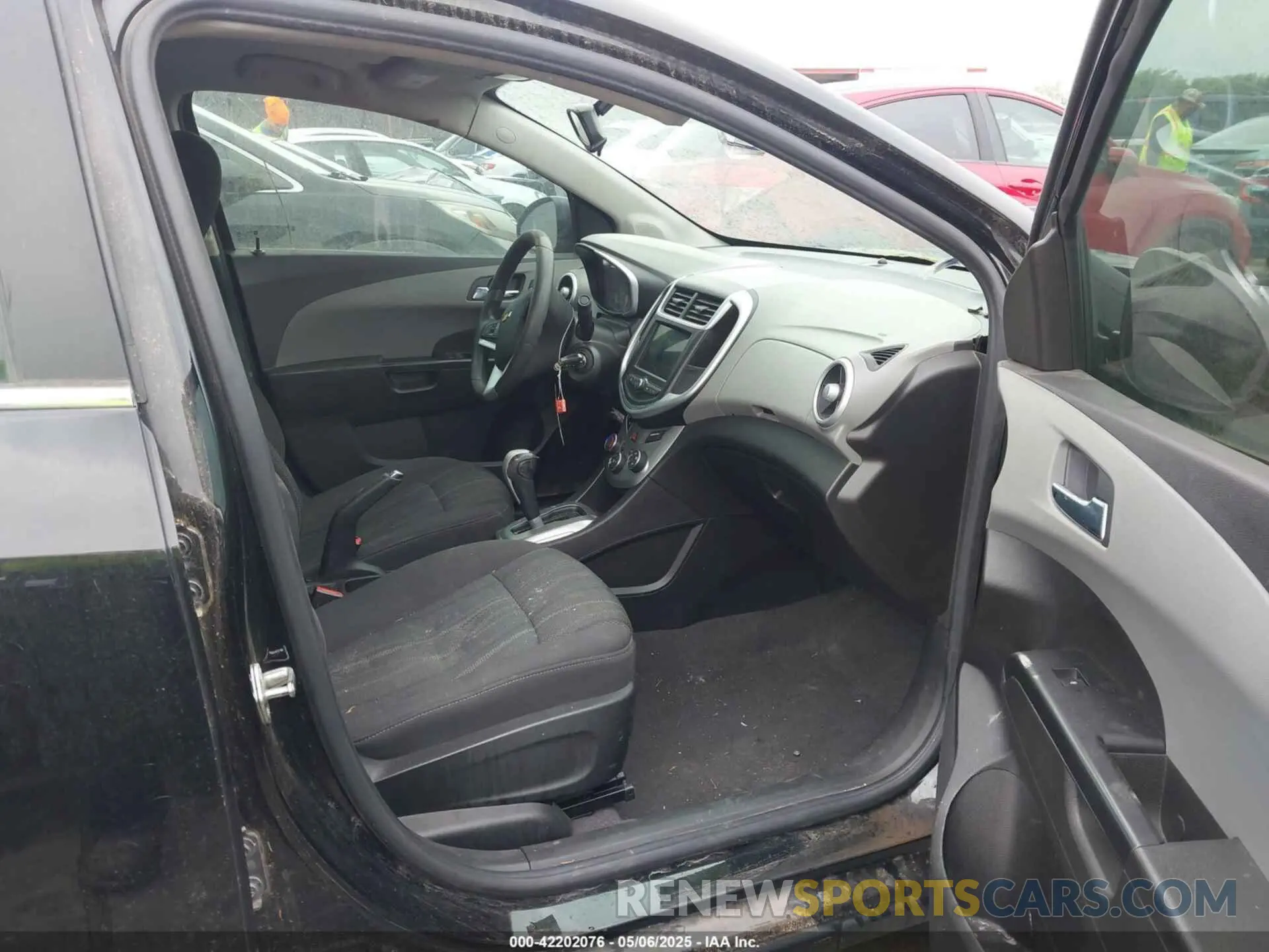 5 fotografías del automóvil dañado 1G1JD5SB7K4143486 CHEVROLET SONIC 2019