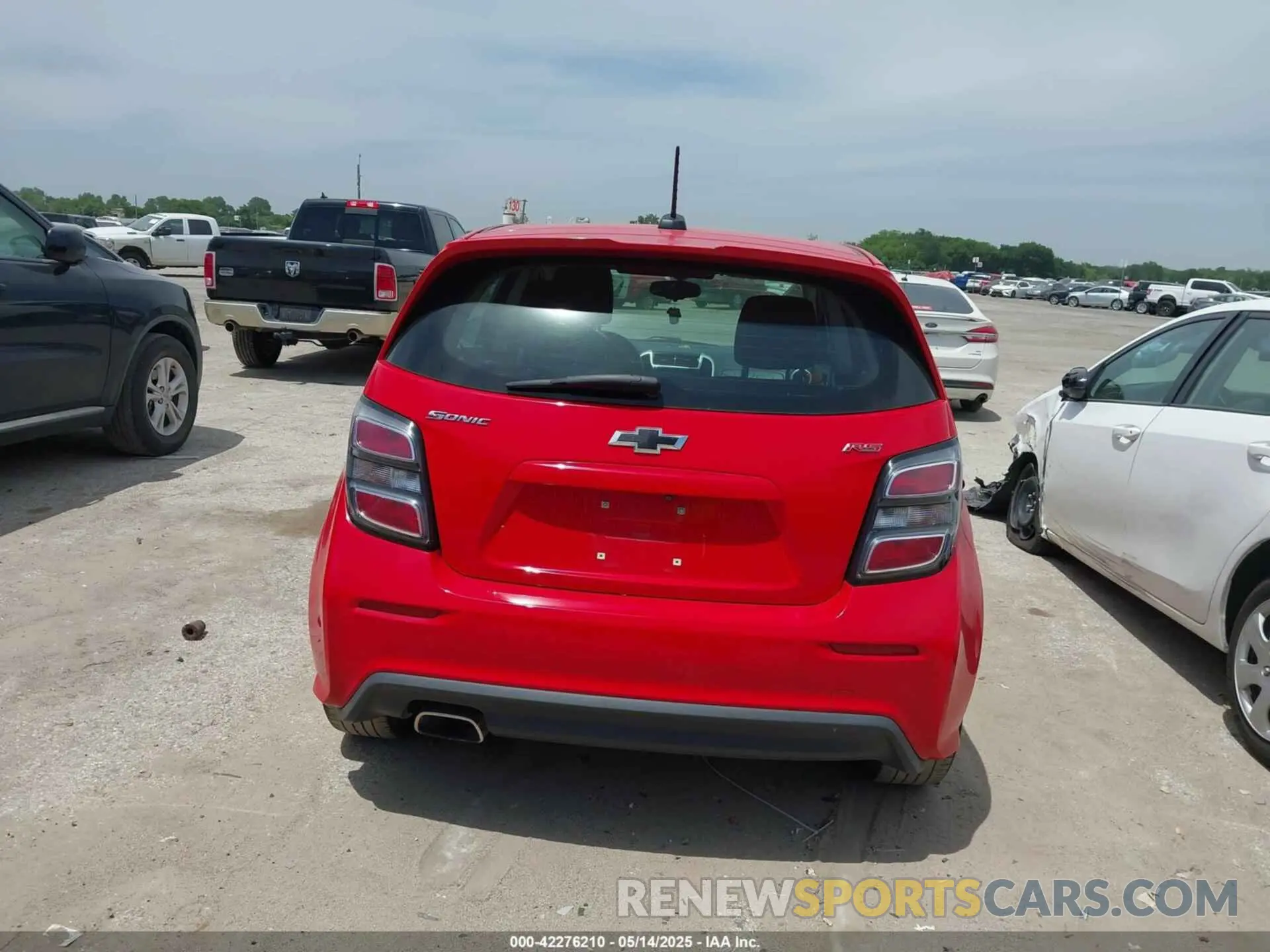 16 fotografías del automóvil dañado 1G1JD6SB4K4133956 CHEVROLET SONIC 2019