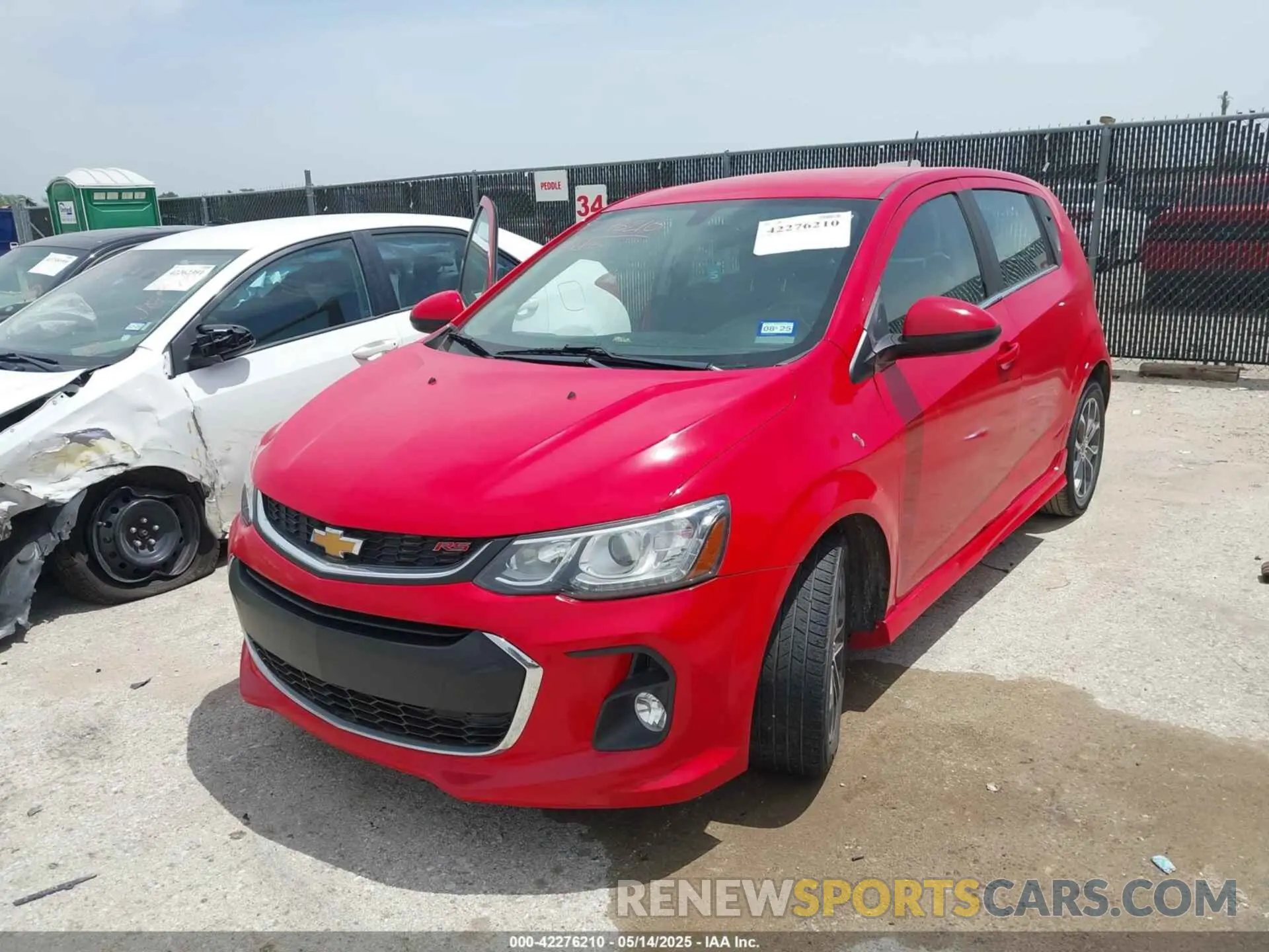 2 fotografías del automóvil dañado 1G1JD6SB4K4133956 CHEVROLET SONIC 2019