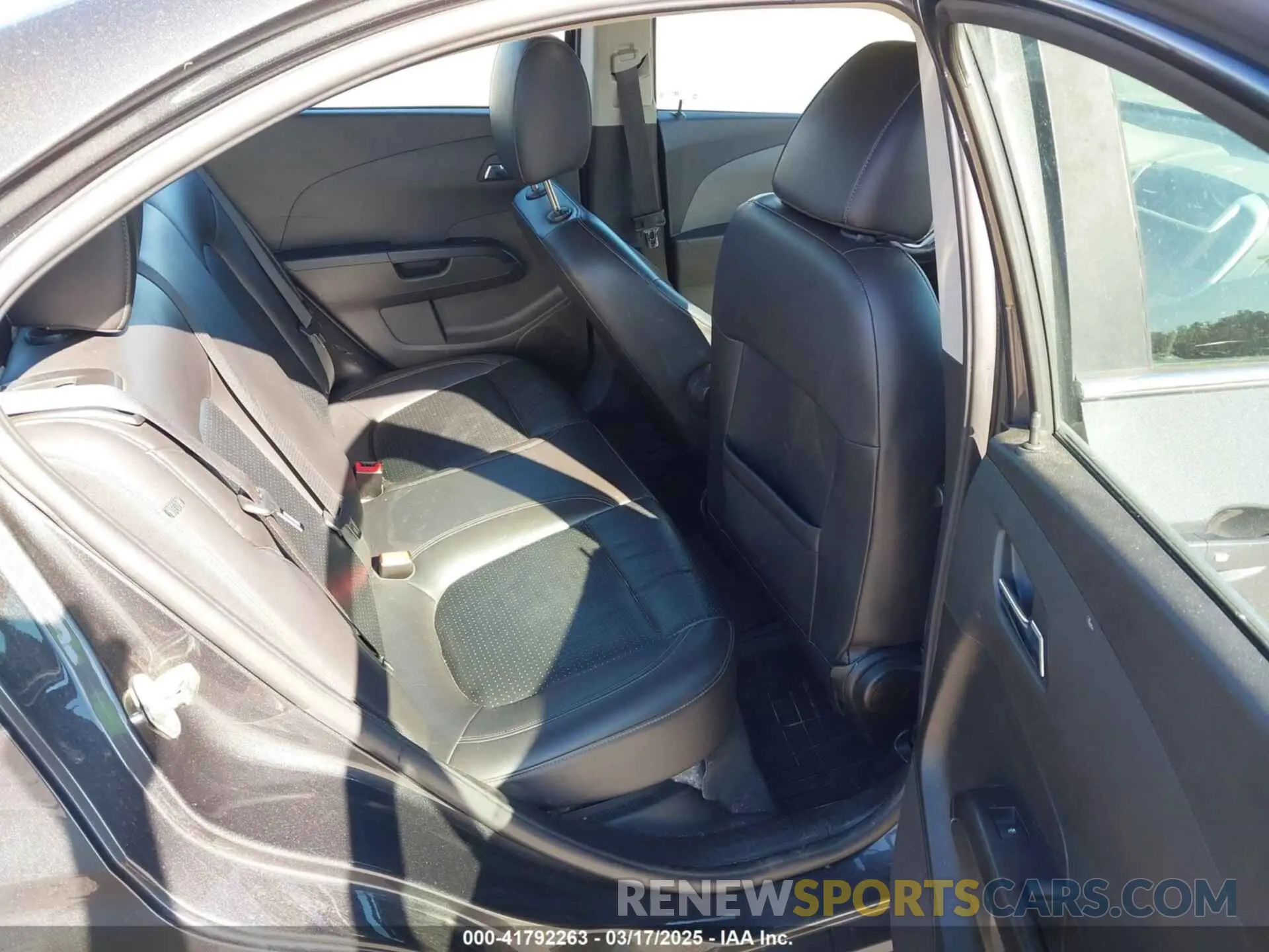 8 fotografías del automóvil dañado 1G1JF5SB5K4127944 CHEVROLET SONIC 2019