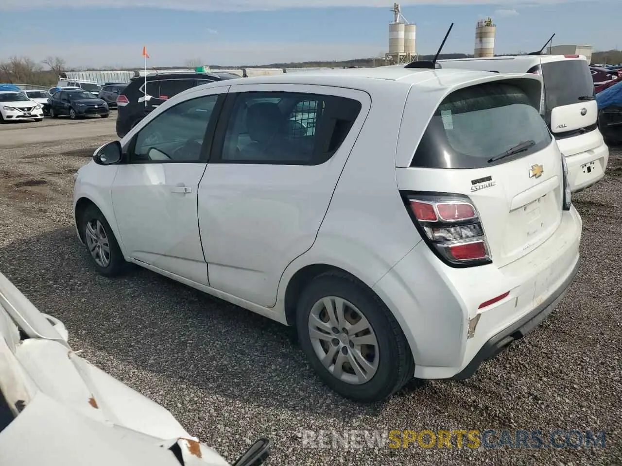 2 fotografías del automóvil dañado 1G1JG6SB2K4143635 CHEVROLET SONIC 2019